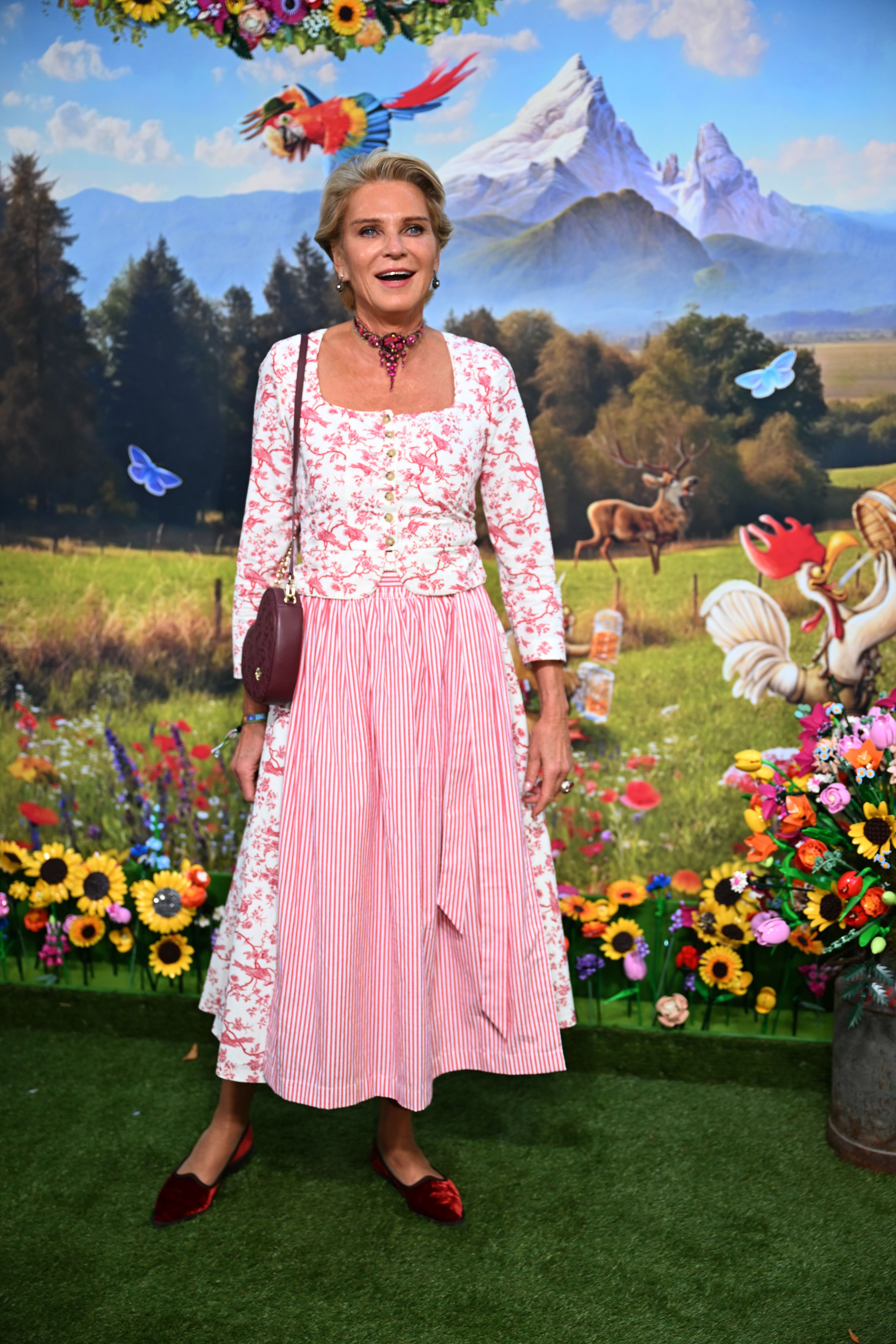 Im rosa-weißen Dirndl feierte Stephanie von Pfuel noch ausgelassen beim 