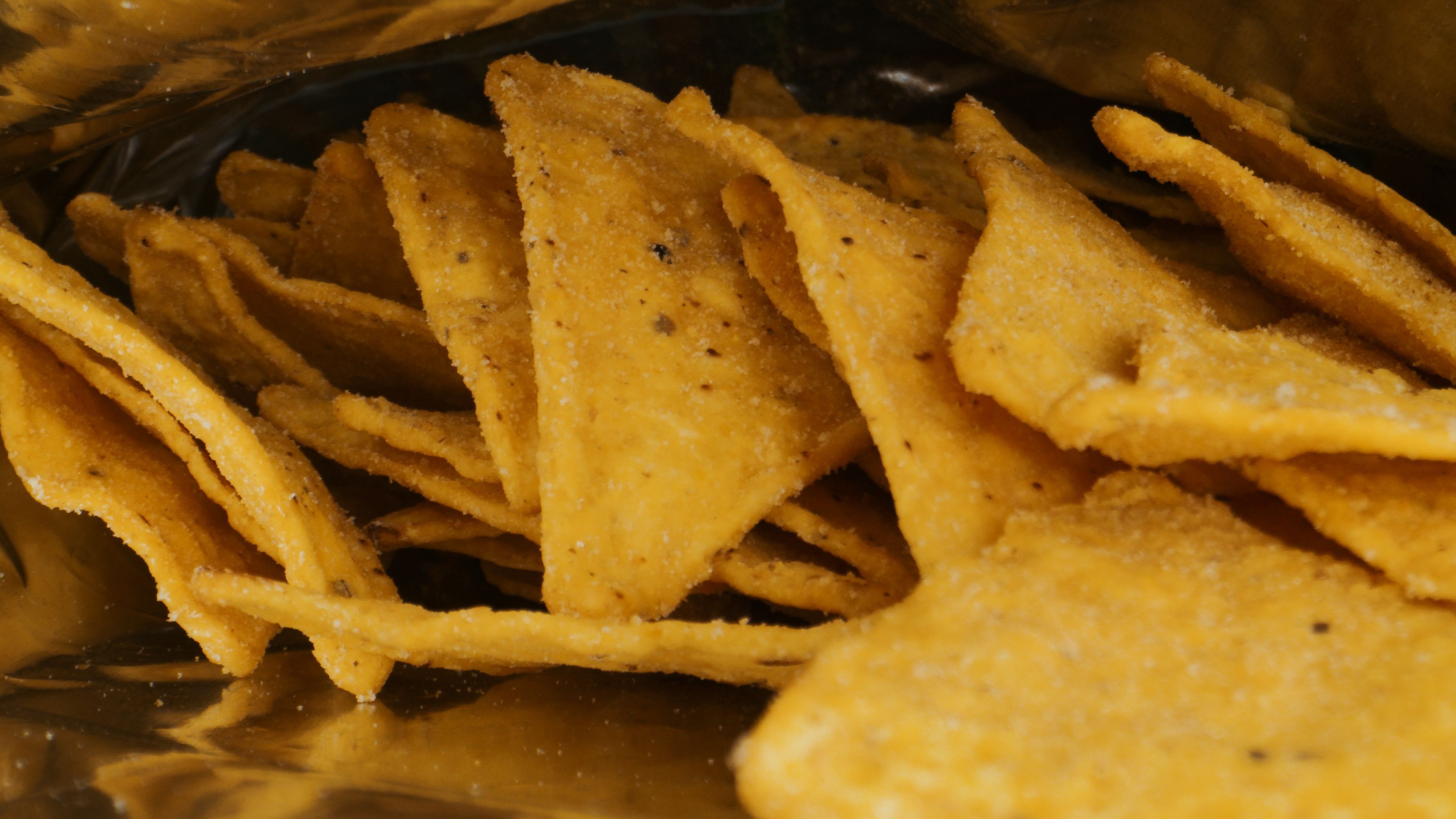 Ein Keks zum Kaffee, ein paar Nüsse am Schreibtisch und abends Chips auf der Couch: Wir naschen ständig nebenbei.