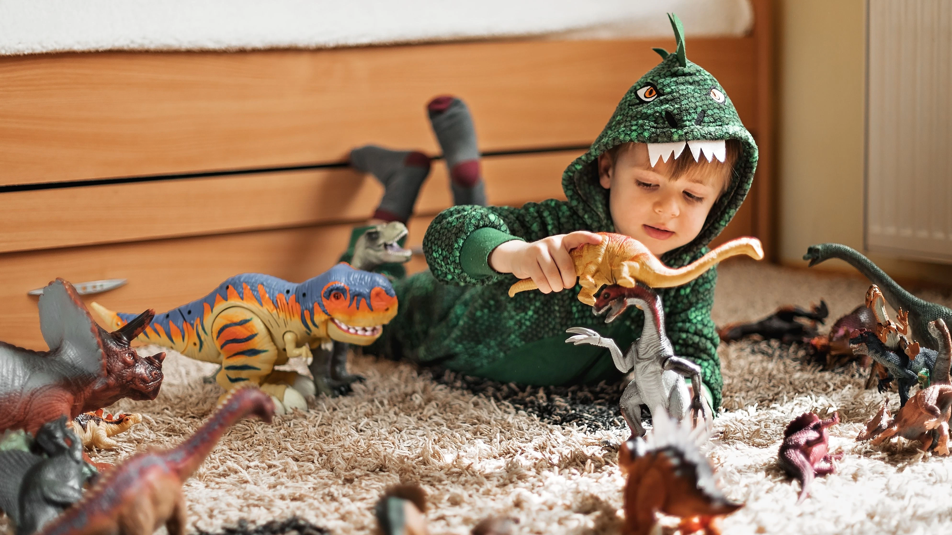 Kind spielt mit Dinos