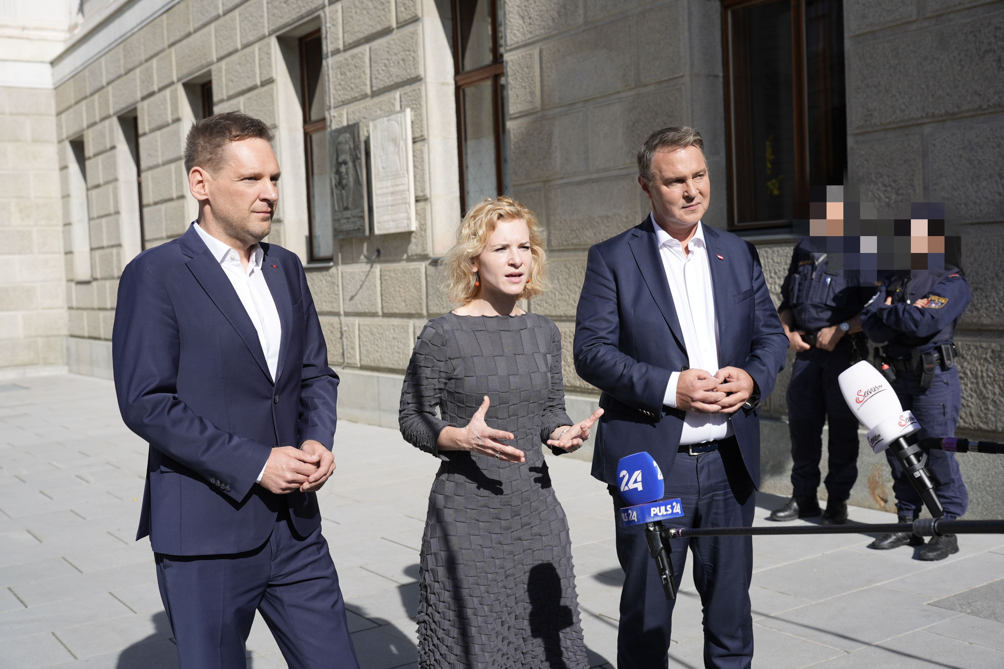 Frauenchefin Eva-Maria Holzleitner und Klubobmann Philip Kucher stehen Andreas Babler zur Seite.