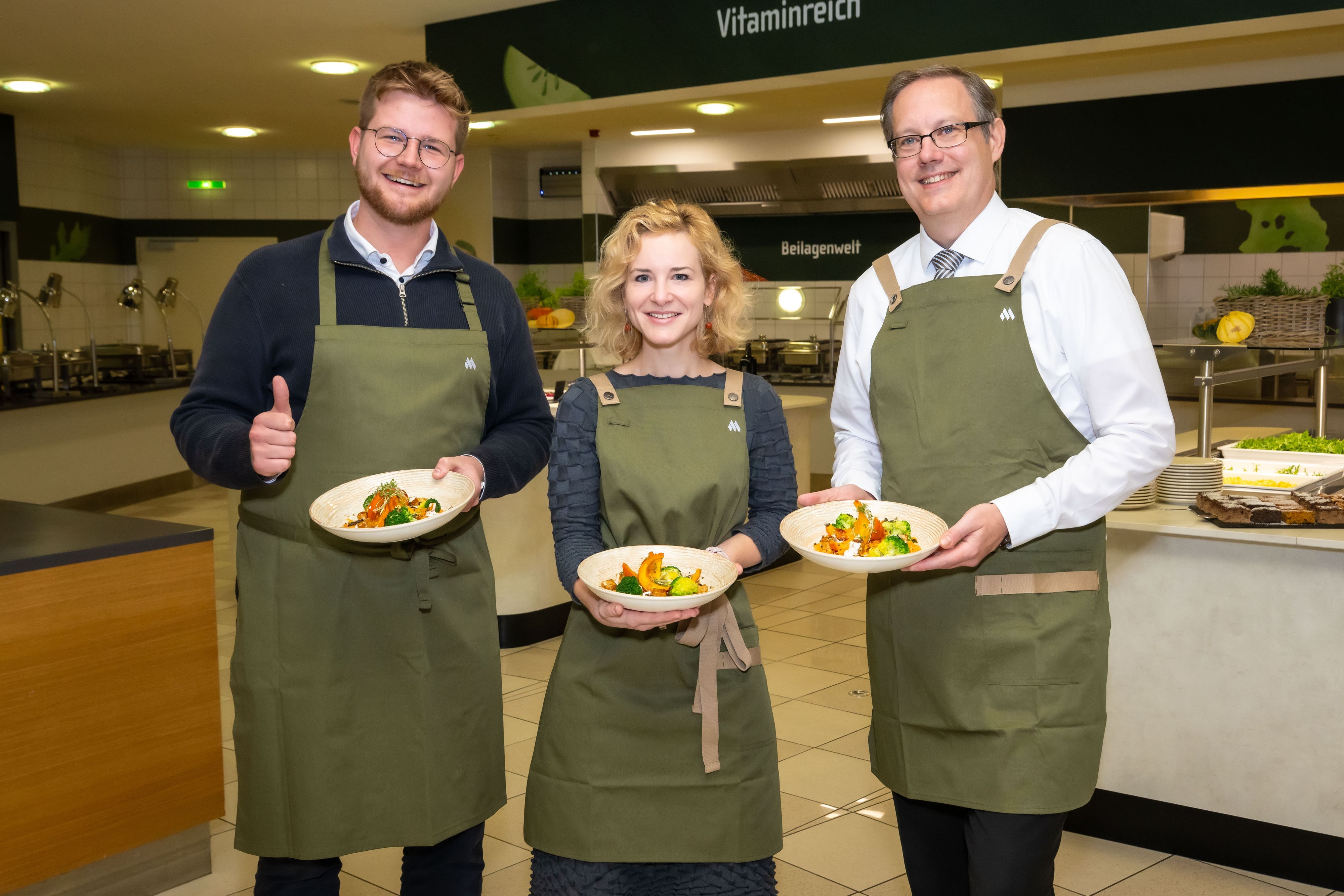 Ministerin Eva-Maria Holzleitner tischt zu Studienbeginn 5-Euro-Menü auf. Links: JKU ÖH-Vorsitzender Markus Friedl, rechts: Rektor Stefan Koch.