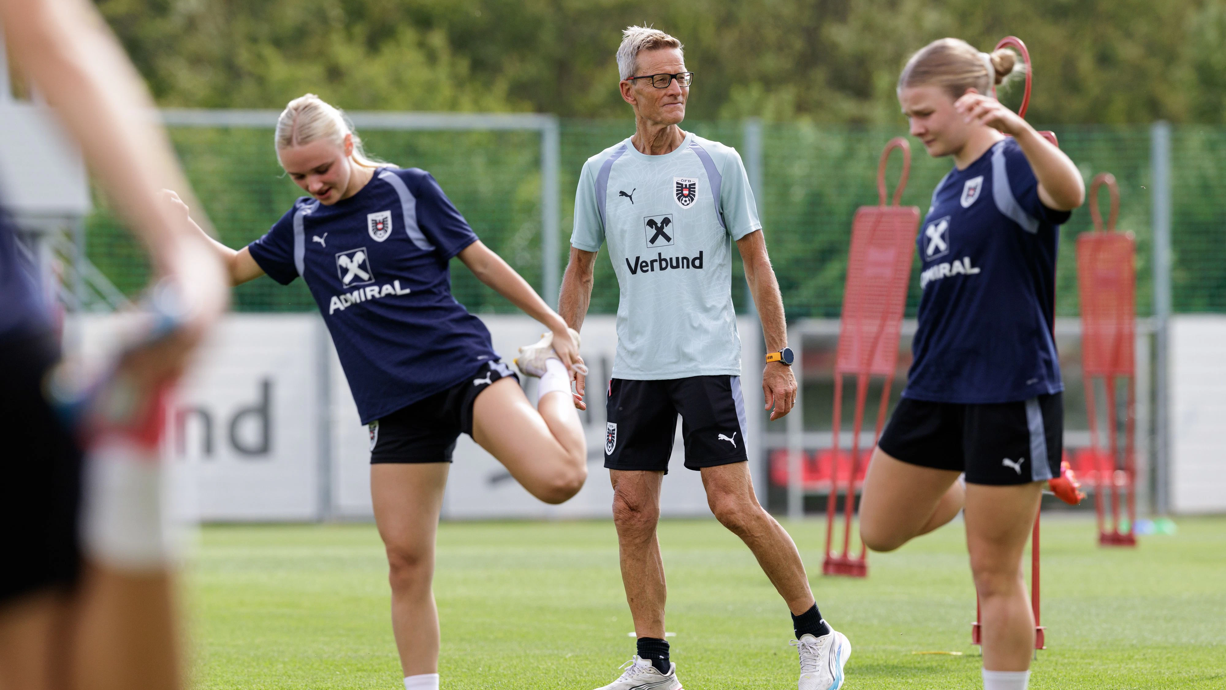 VIENNA,AUSTRIA,31.AUG.26 - WOMEN SOCCER - OEFB, Oesterreichischer Fussball-Bund, Perspektiv-Lehrgang. Image shows Theresa D Angelo, head coach Lars Soendergaard and Valentina Illinger (AUT). Photo: GEPA pictures/ Armin Rauthner
