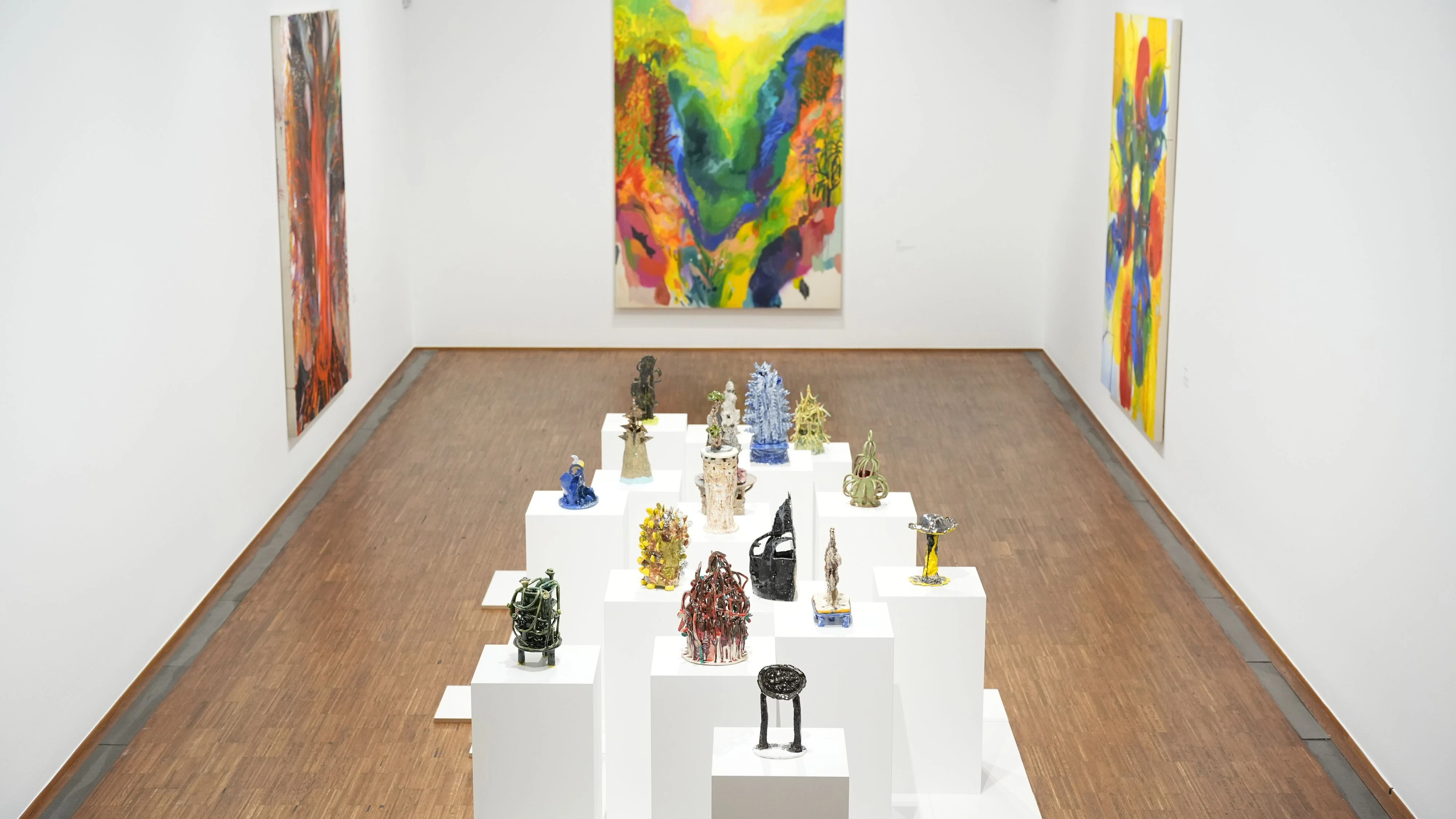 In der farbenfrohen Ausstellung lassen sich auch Keramikfiguren finden.