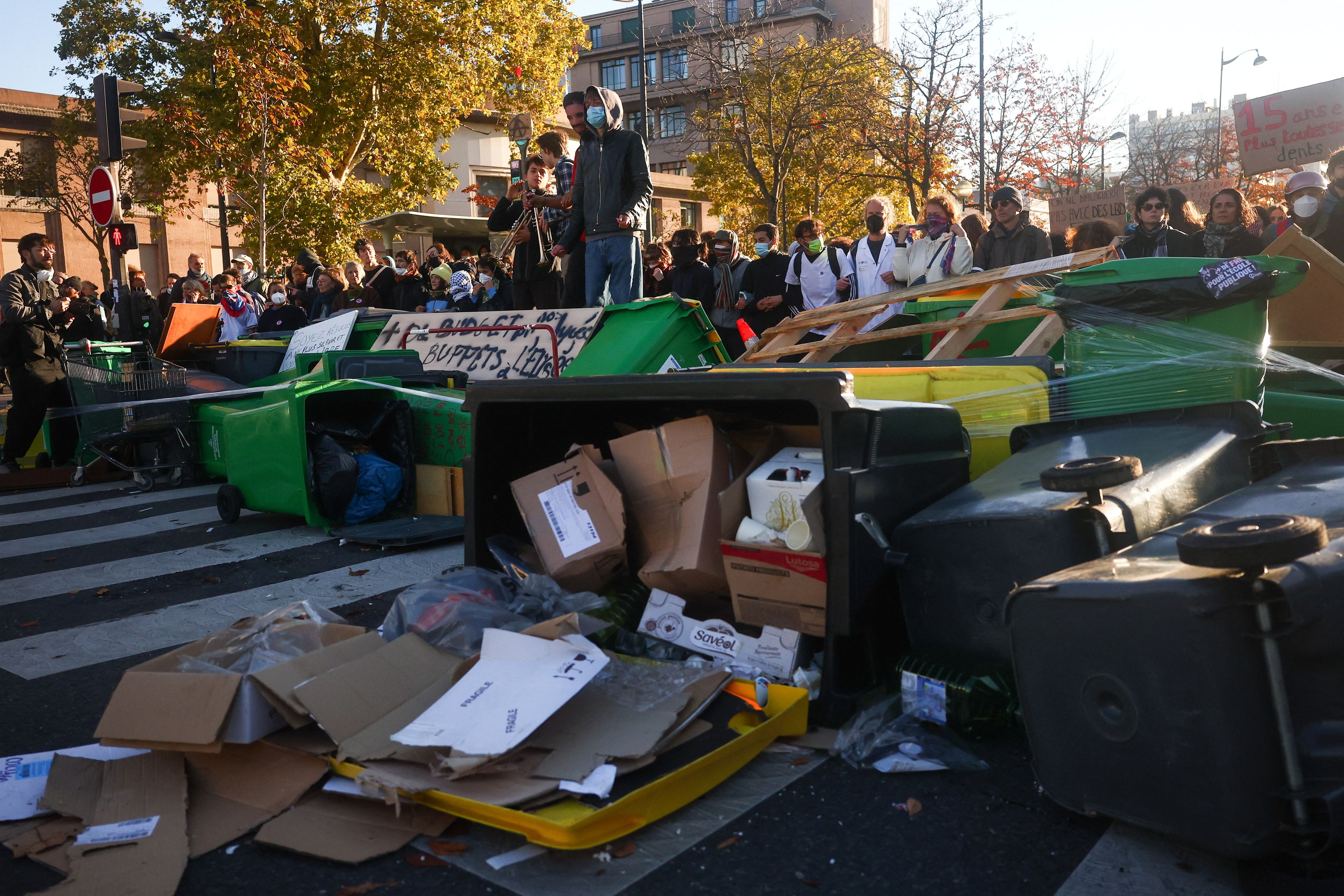 Barrikade vor dem Lycee Helene-Boucher in Paris am Donnerstag