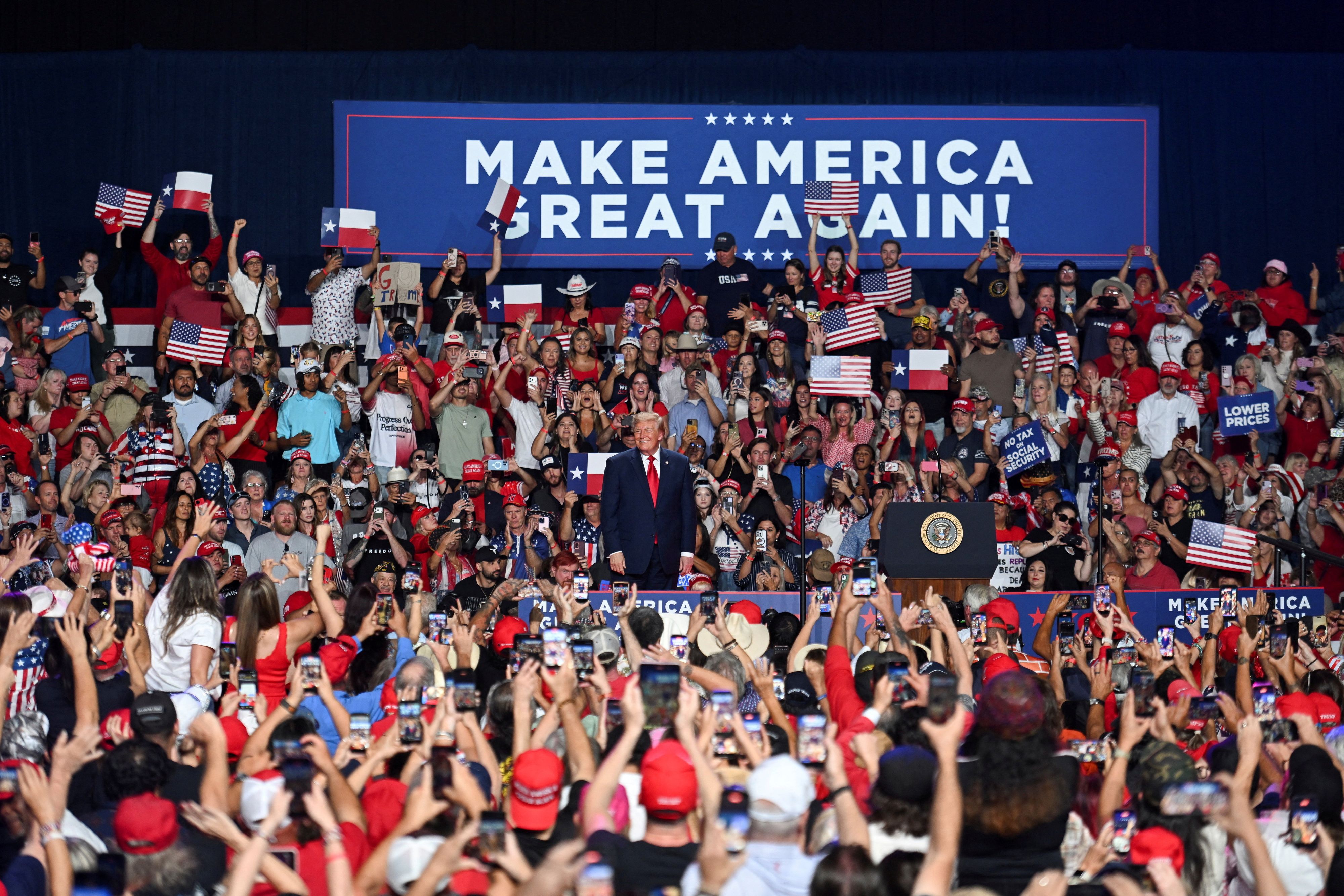 US-Präsident Donald Trump lässt sich in Texas von seinen Fans feiern. Doch seine Umfragewerte sind gar nicht 