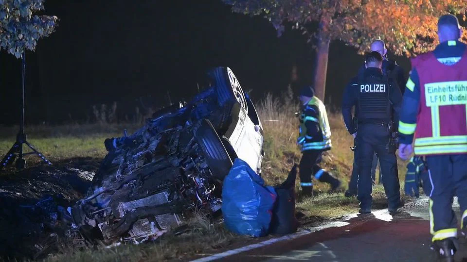 Das Auto überschlug sich im Anschluss.