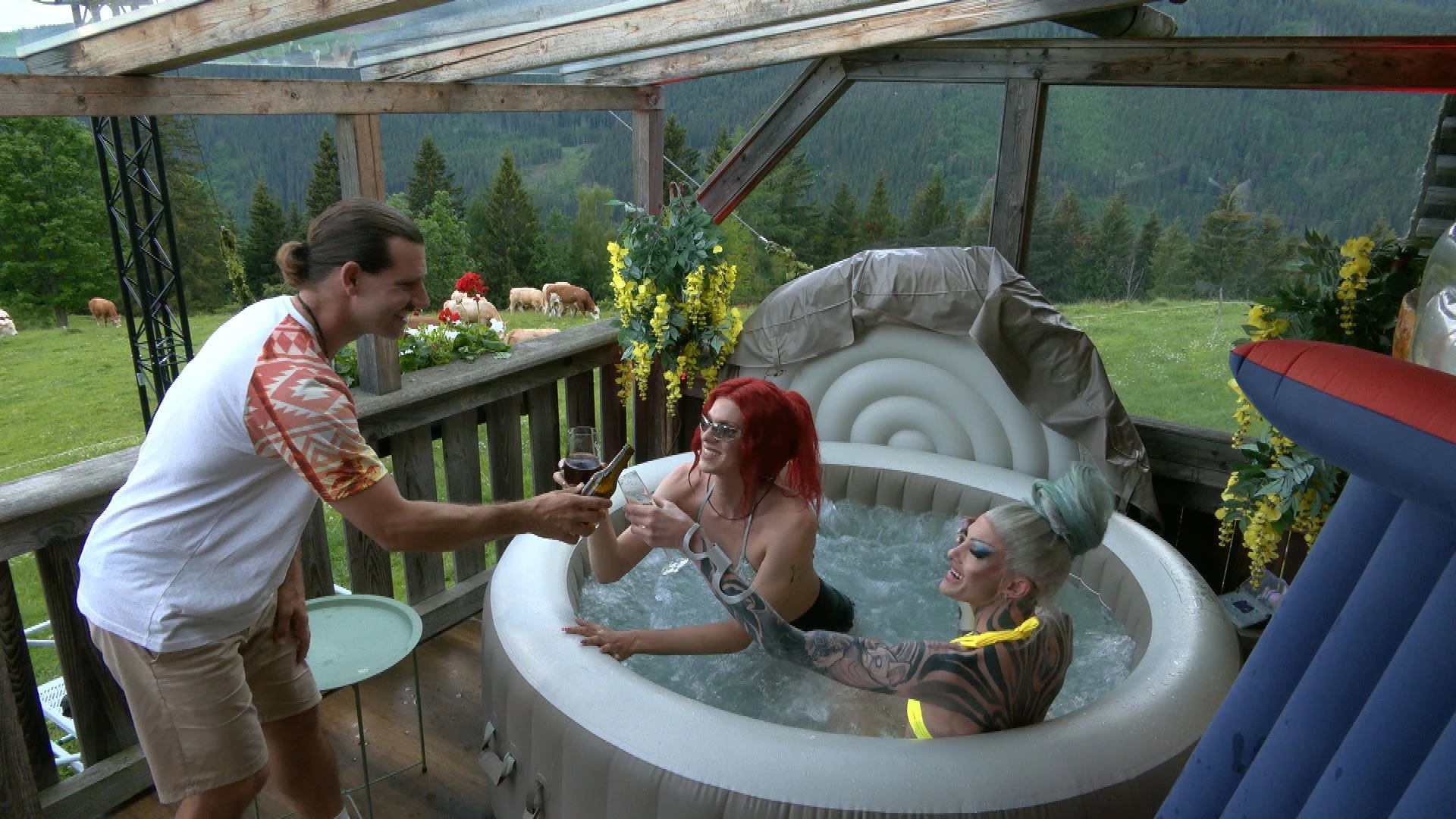 Simone Lugners Begleiter Alex (l.) stößt gleich mit Shira und Philisha Conditioner (v.l.).