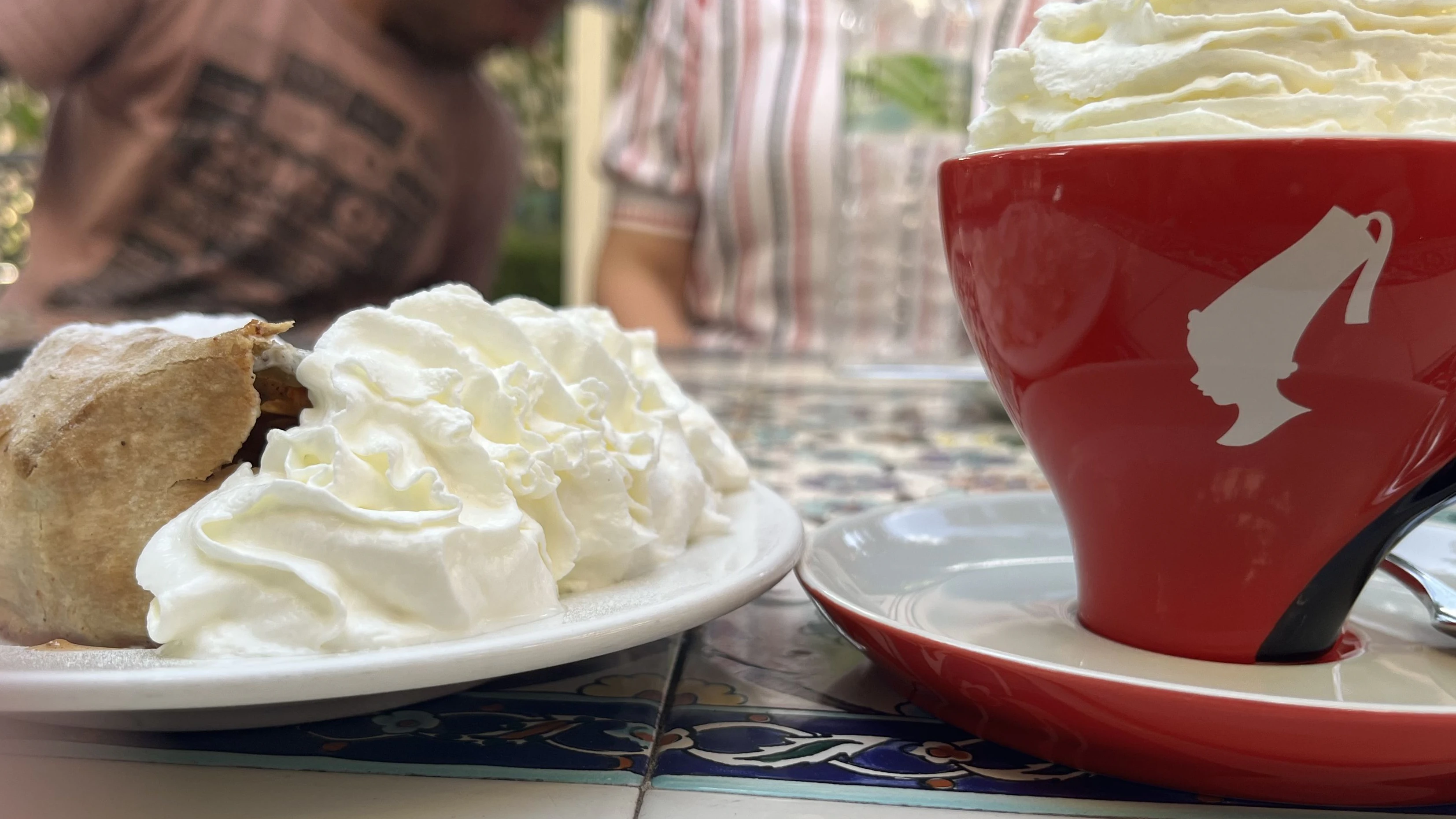 Im "Klein-Österreich" können Gäste die originale Wiener Kaffeehauskultur erleben.