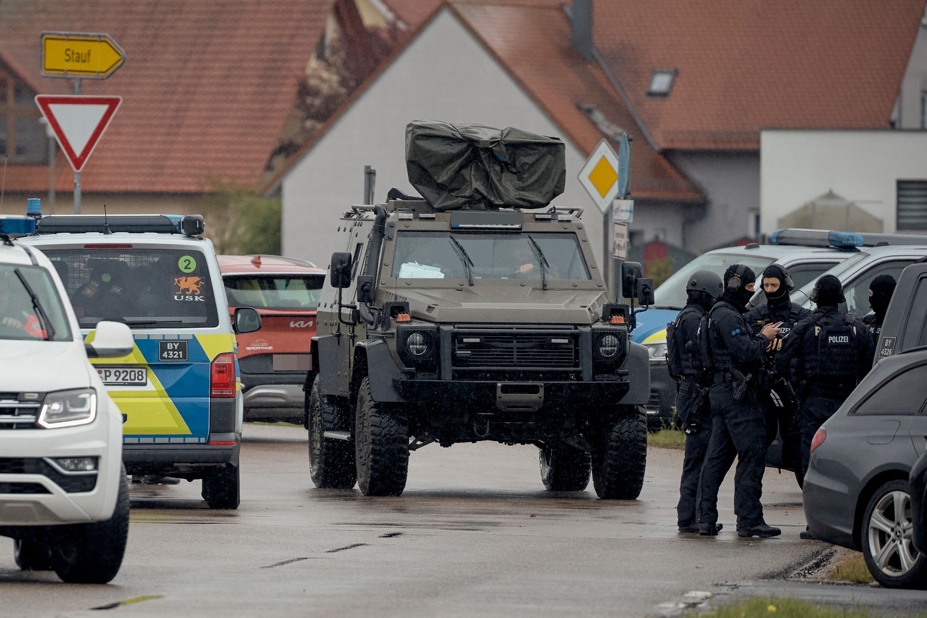 Auch ein Panzerwagen befindet sich im Einsatz.