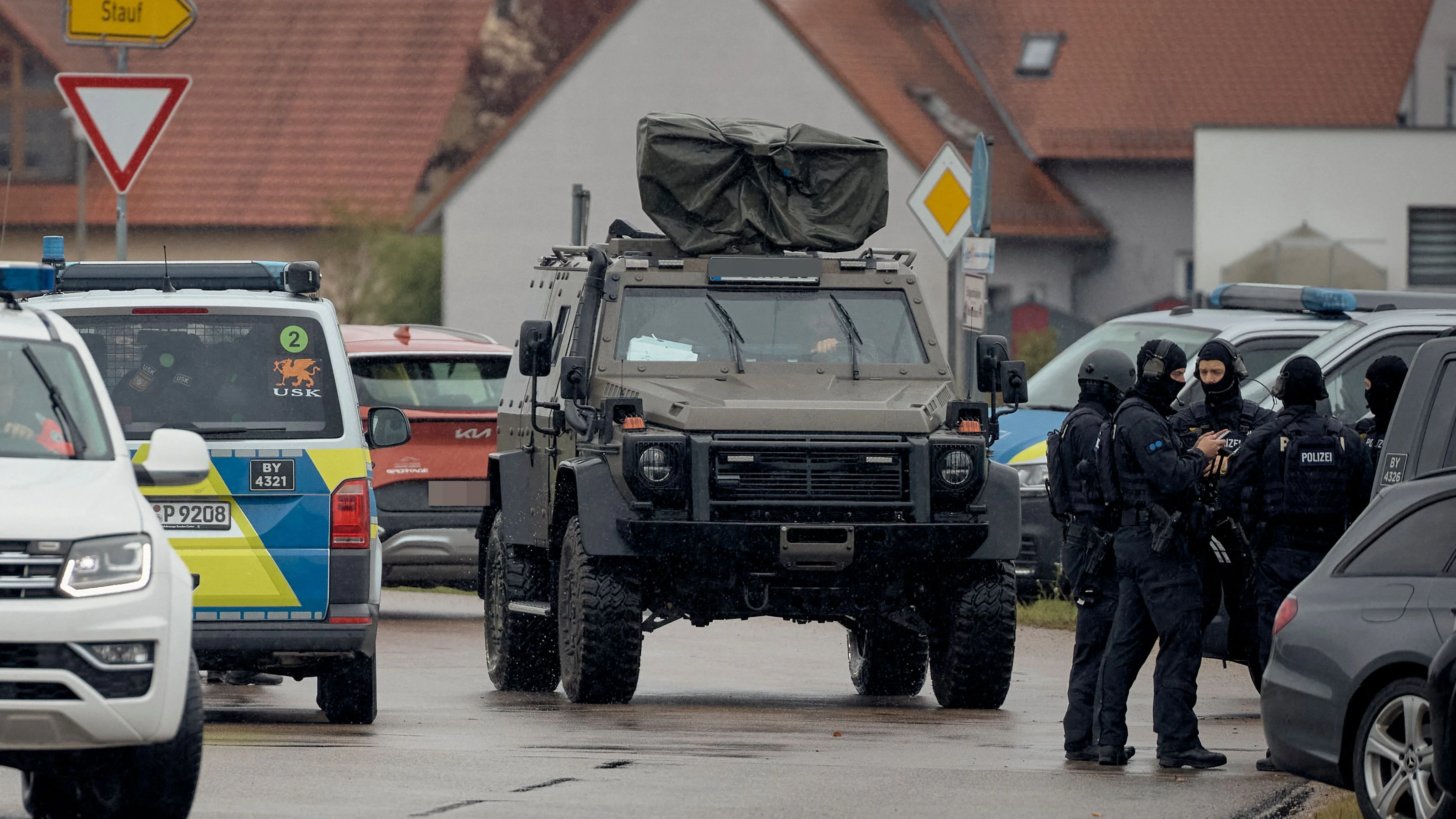Auch ein Panzerwagen befindet sich im Einsatz.