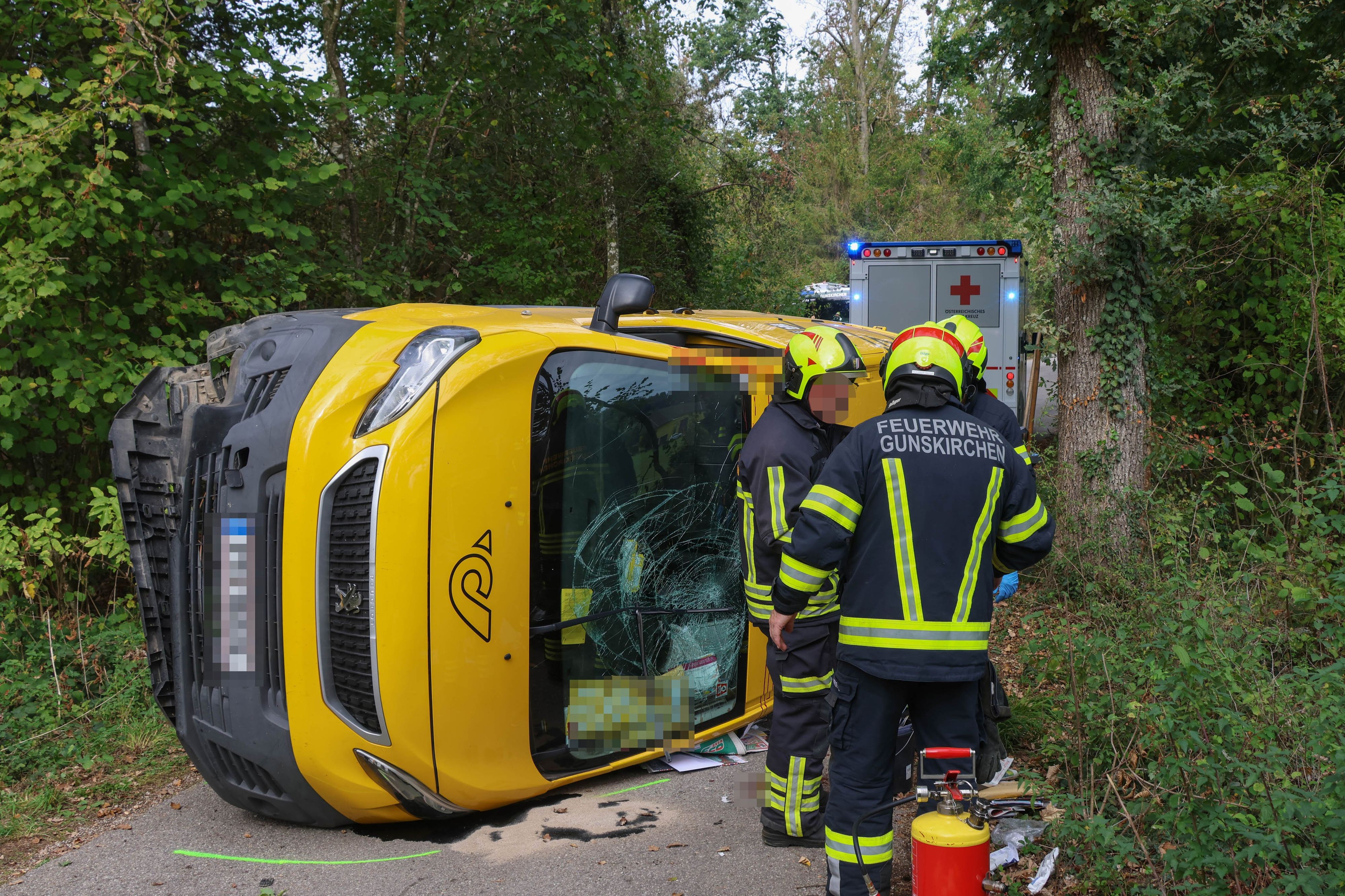 Die Einsatzkräfte mussten nach dem Unfall u.a. Postsendungen sichern.