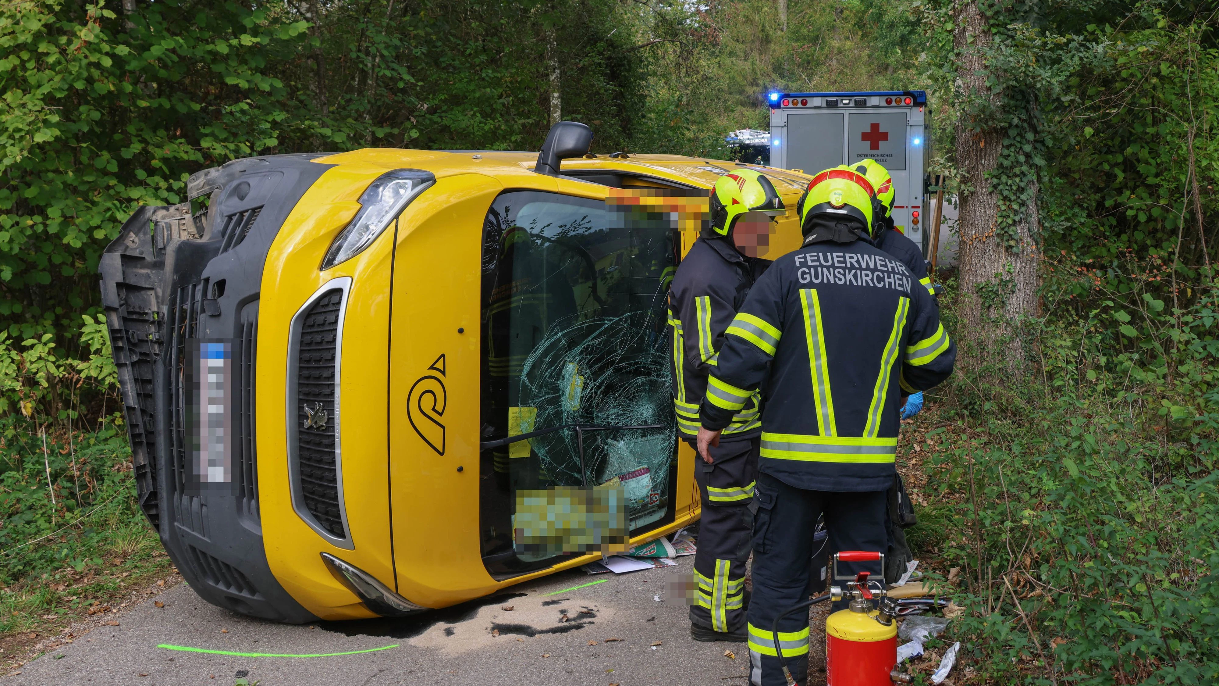Heute.at - Böser Unfall von Post-Auto – Lenker schwer verletzt