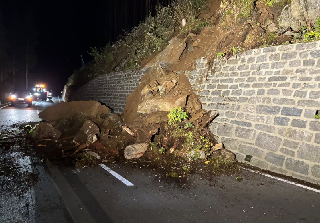 Die L16 musste daraufhin zwischen Kilometer 17,750 und 19,600 für den gesamten Verkehr gesperrt werden.