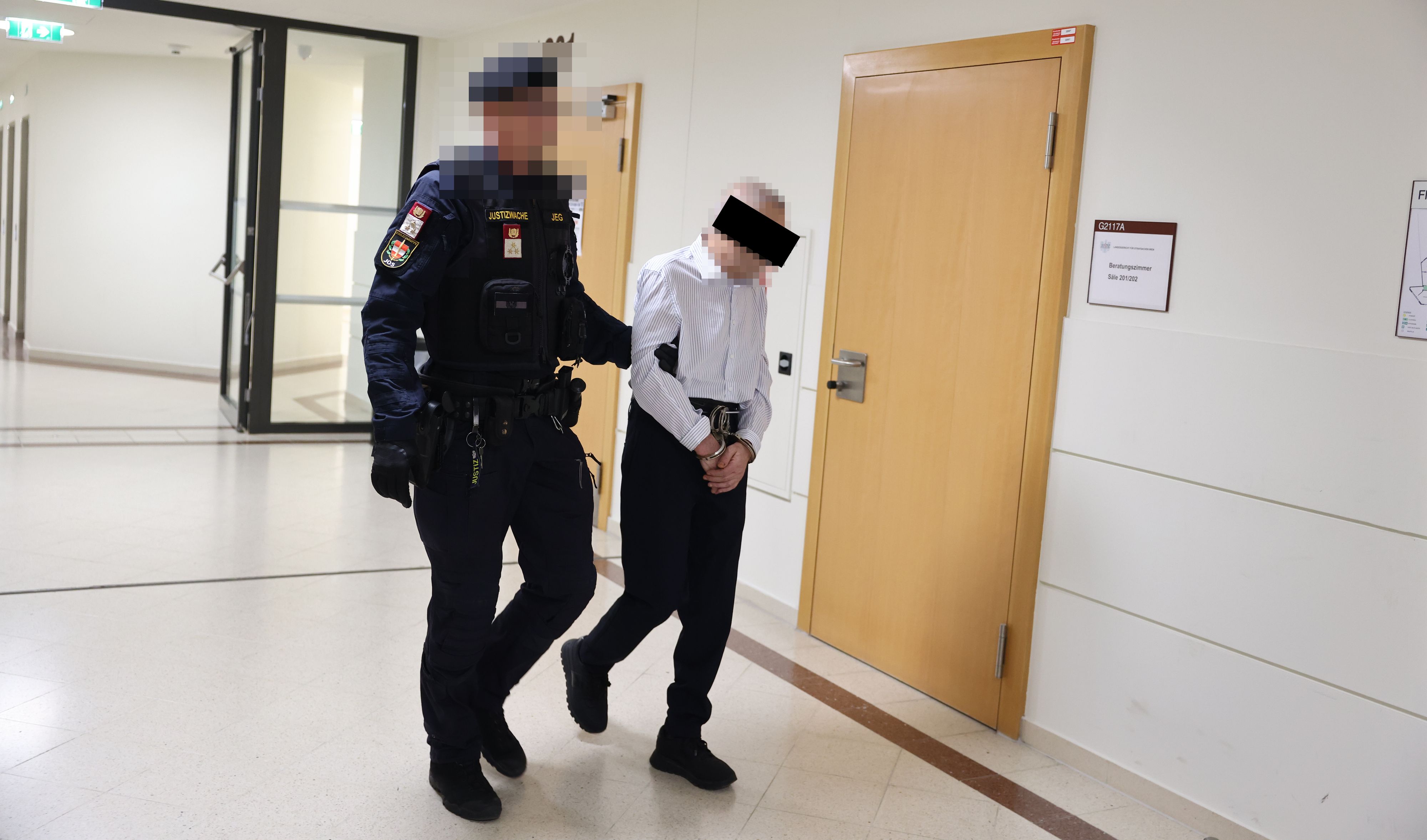Der Angeklagte war völlig aufgelöst, winselte um Gnade. Nur sein Anwalt Rudi Mayer behielt am Wiener Landl die Nerven.