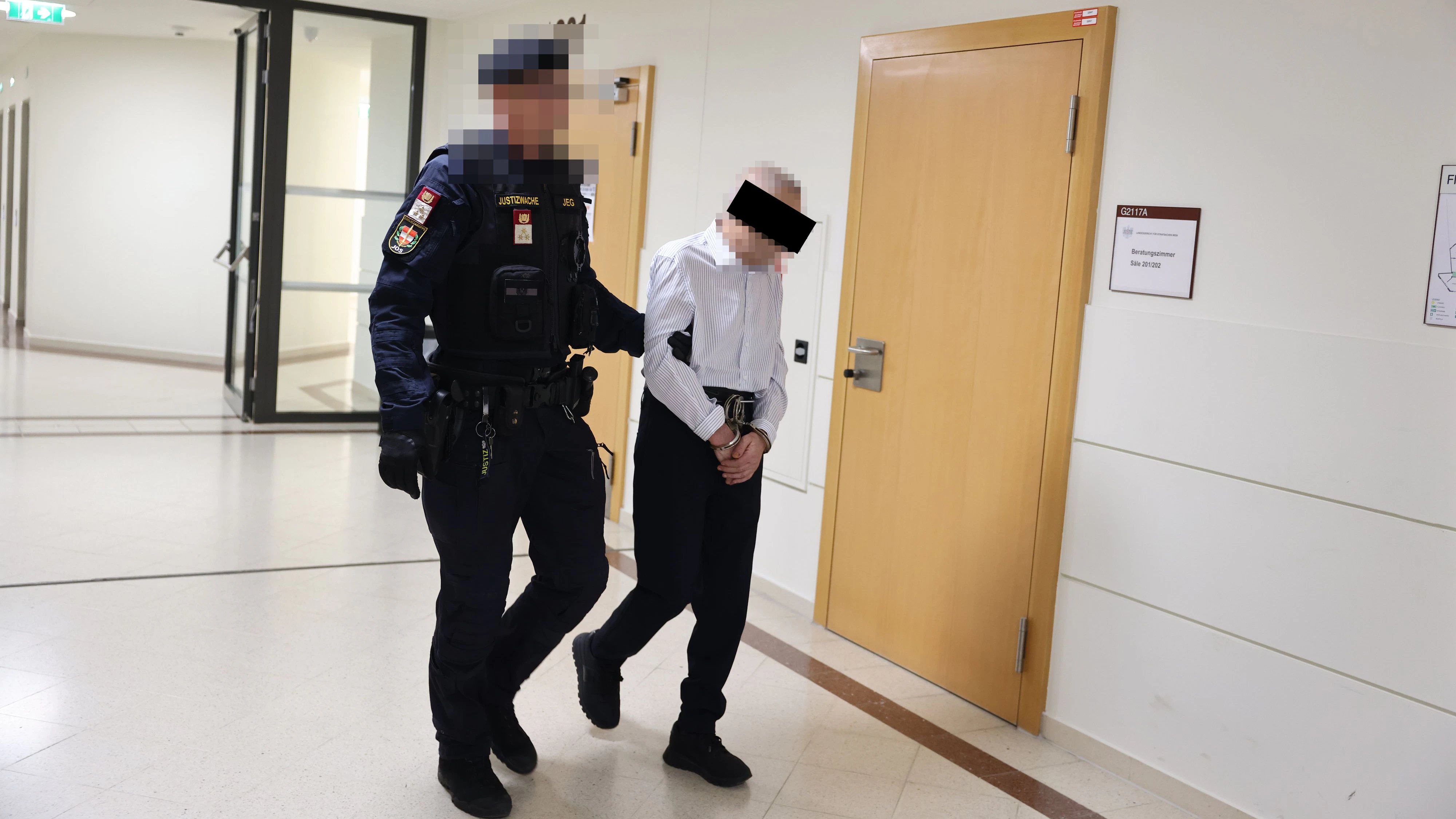 Der Angeklagte war völlig aufgelöst, winselte um Gnade. Nur sein Anwalt Rudi Mayer behielt am Wiener Landl die Nerven.