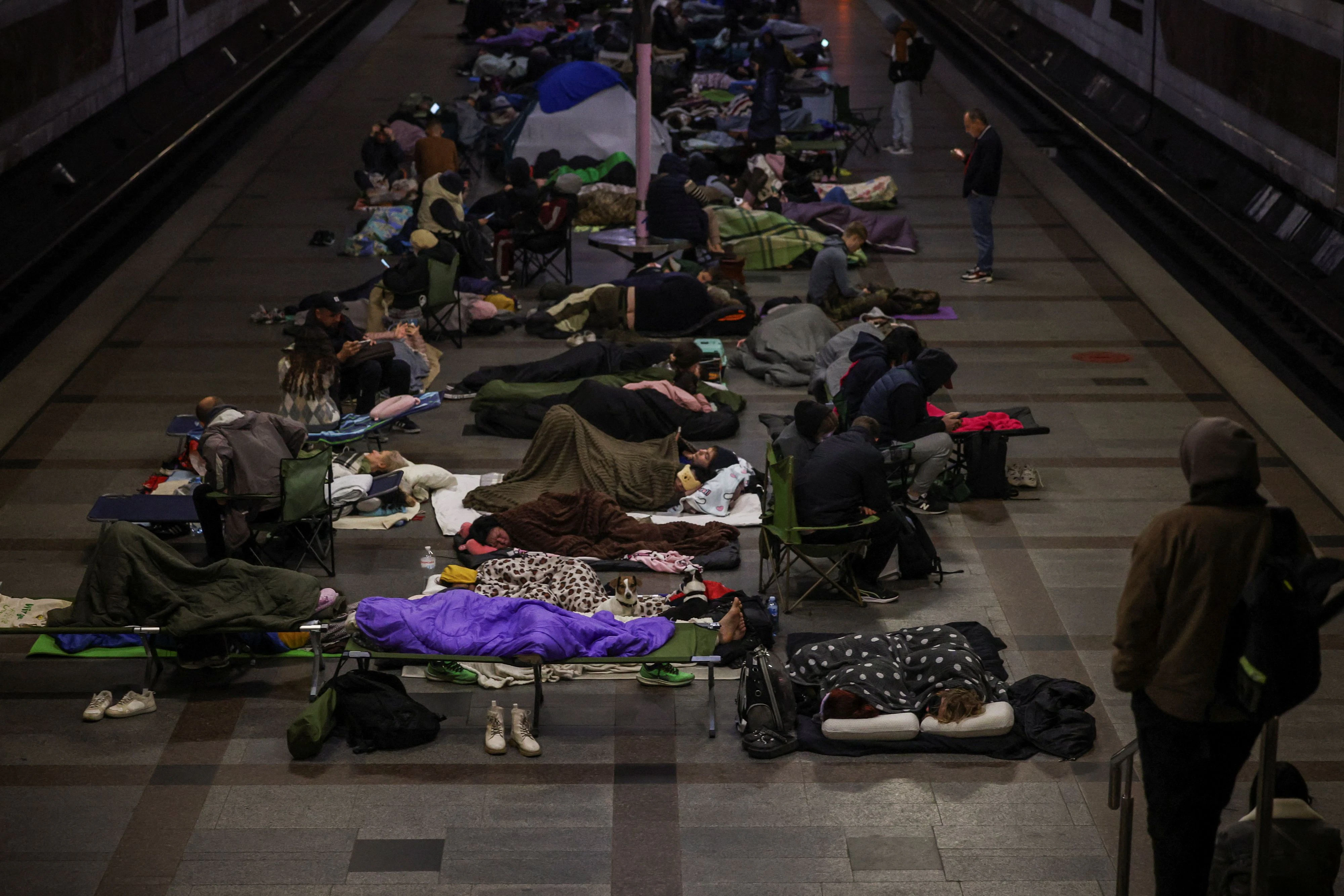 Bürger suchen Schutz in der Kiewer U-Bahn: Der ukrainischen Zivilbevölkerung steht der bislang härteste Winter seit Beginn des russischen Angriffskrieges bevor