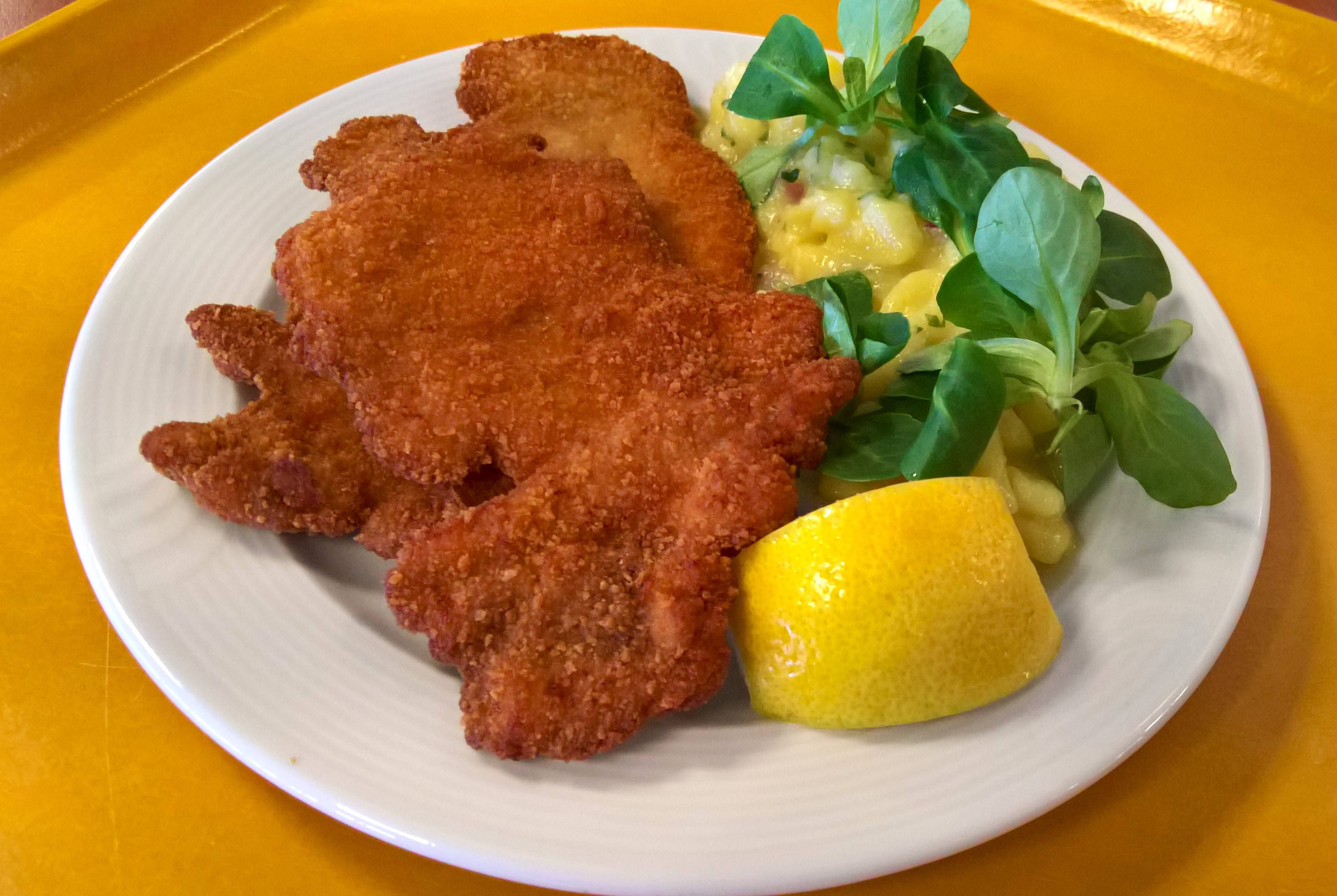 Das halbe Backhendl mit Erdäpfel-Vogerlsalat kostet 24 Euro.