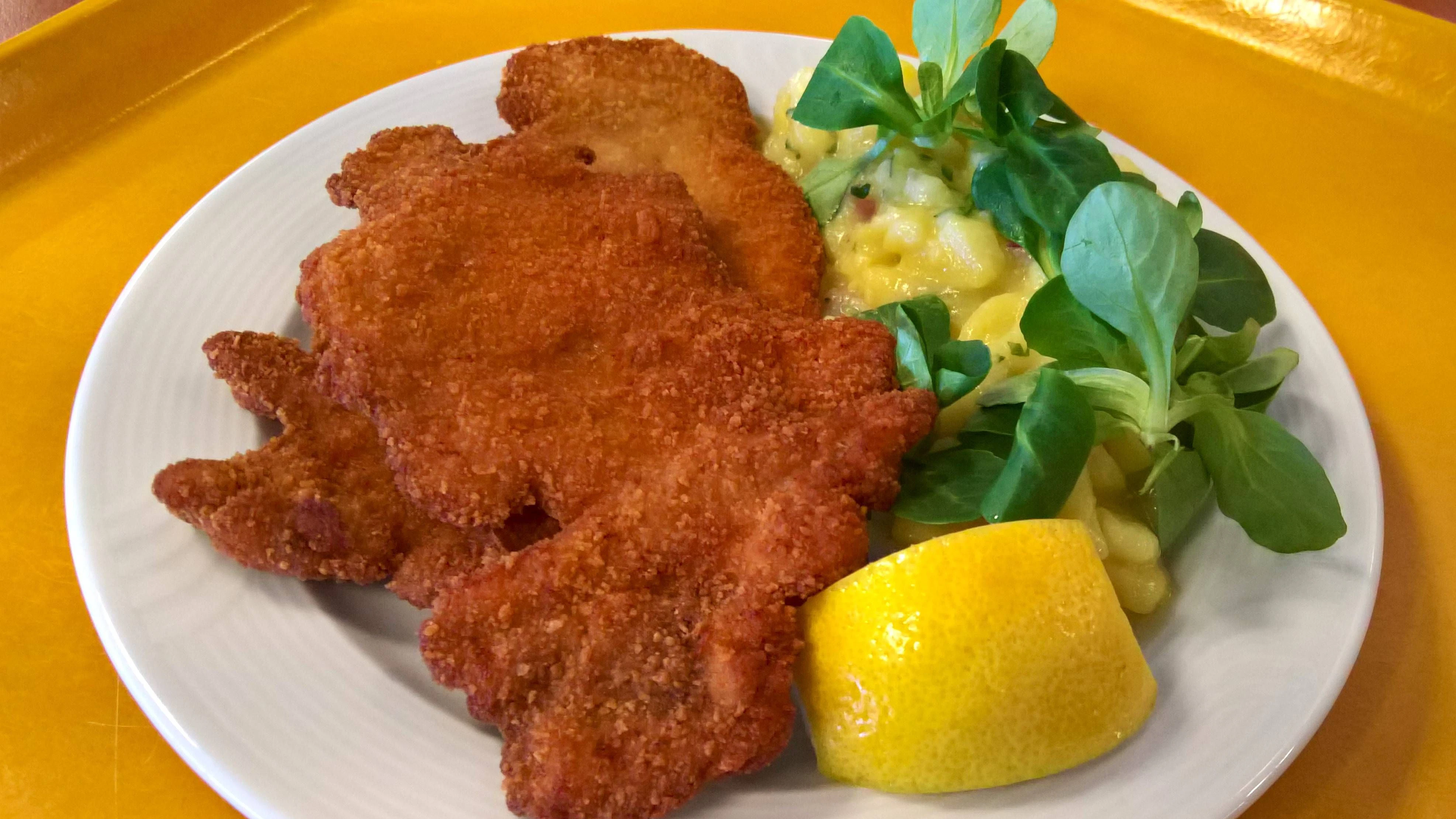 Das halbe Backhendl mit Erdäpfel-Vogerlsalat kostet 24 Euro.