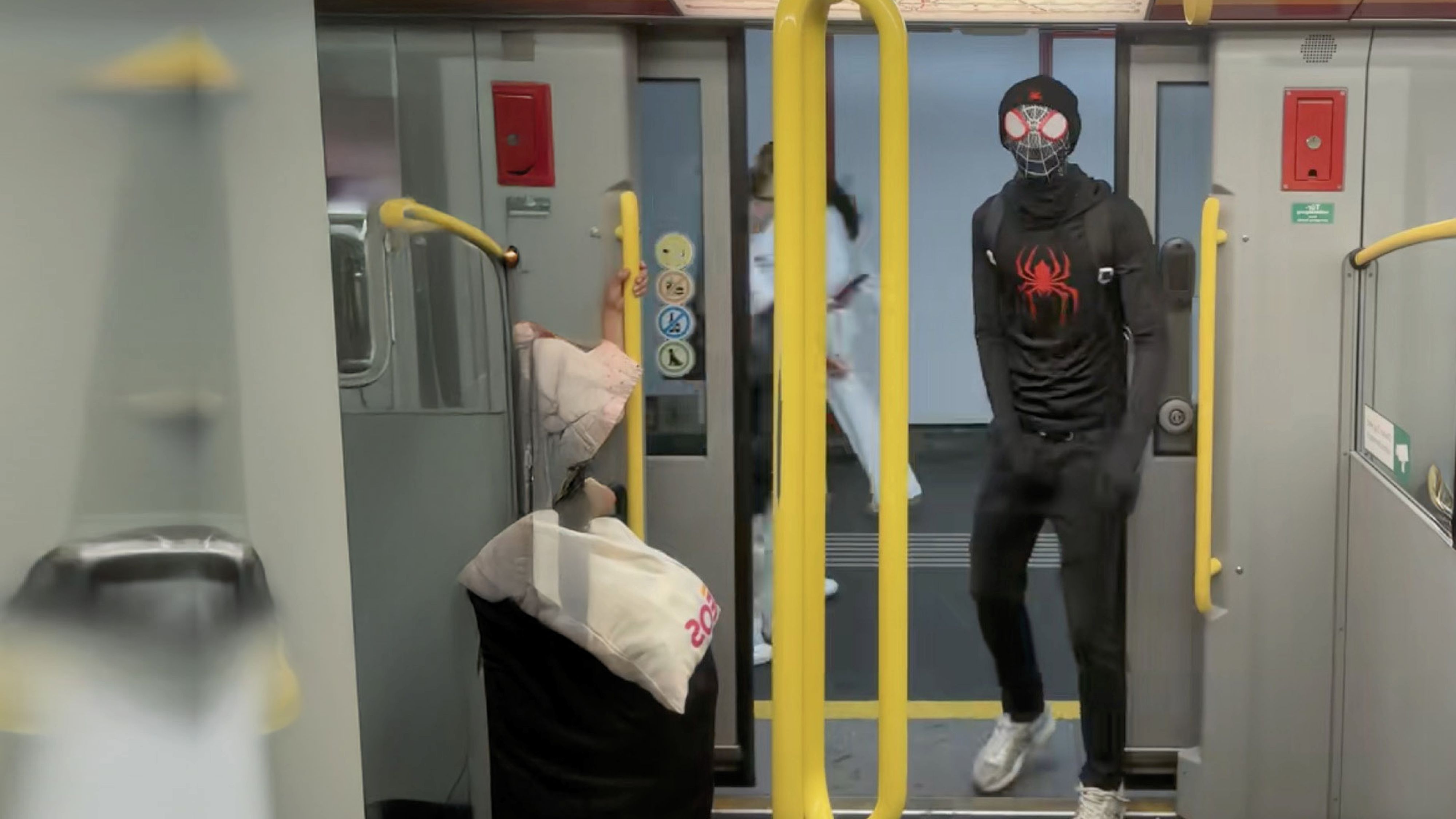 Der Wiener Spider-Man sorgt mit seinen Tanz-Einlagen für Unterhaltung in der U-Bahn.