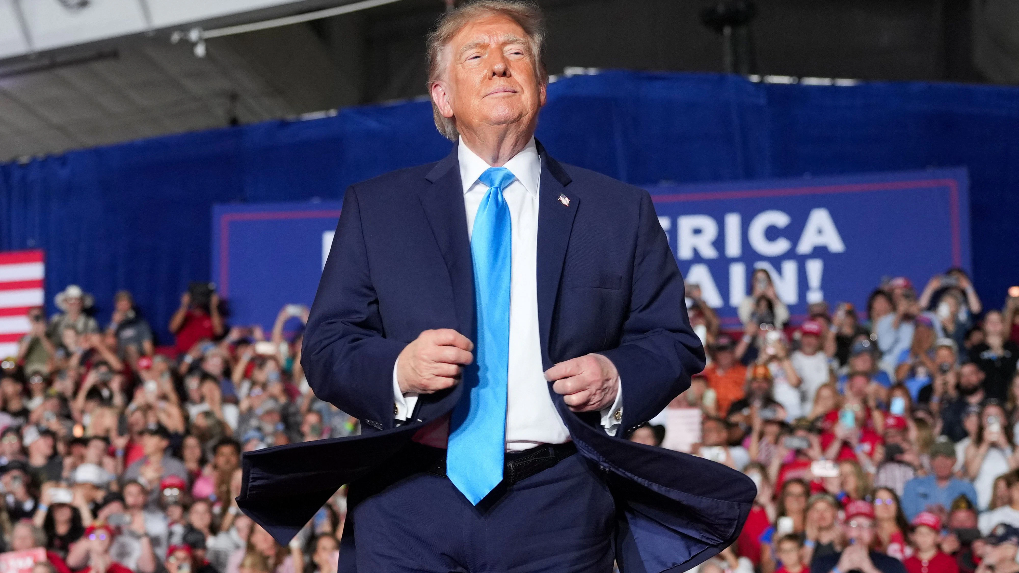Dieser Anzug von US-Präsident Donald Trump sorgt für Wirbel.
