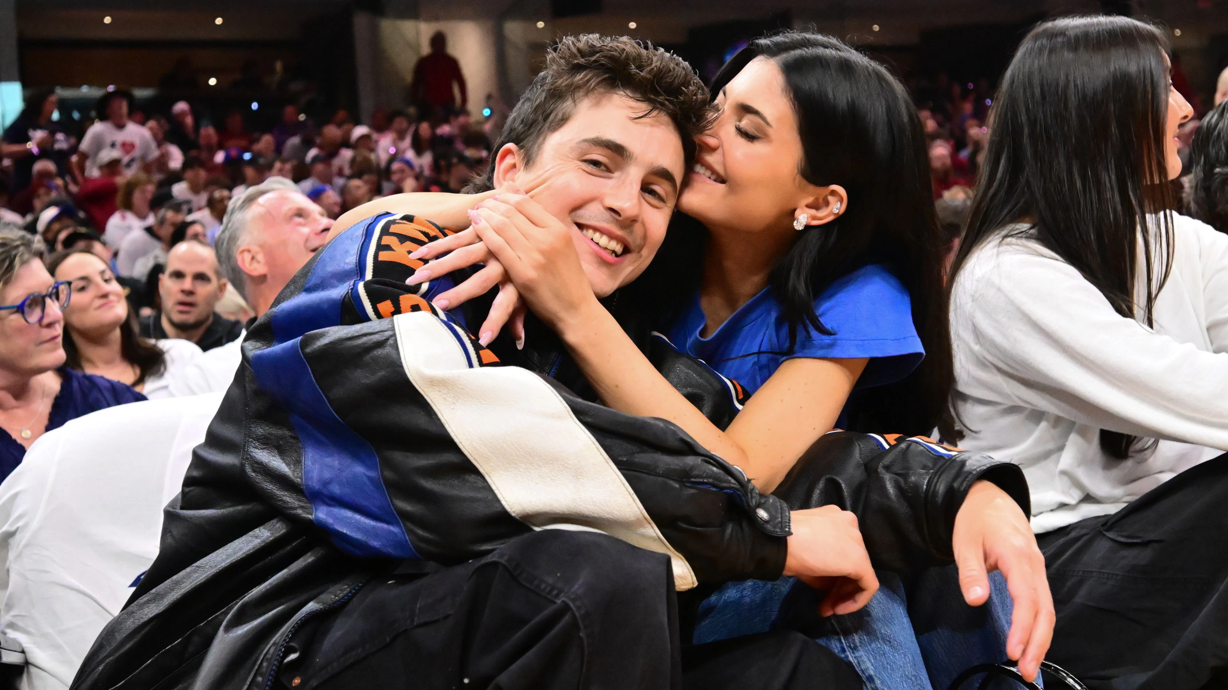 Schauspieler Timothée Chalamet und Kylie Jenner am 25. Mai 2026 beim vierten Spiel der NBA-Eastern-Conference-Finals zwischen den New York Knicks und den Cleveland Cavaliers in der Rocket Arena in Cleveland, Ohio (USA).