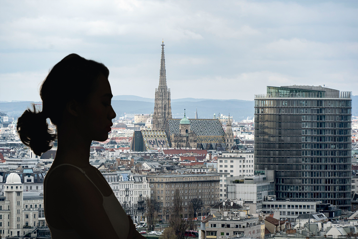 Zwischen Massenbesichtigungen und Ablehnungen verzweifelt eine Wienerin bei der Wohnungssuche.