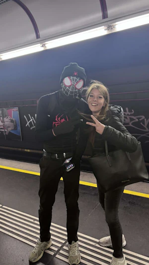 Vienna Spidey begeistert als TikTok-Star mit originellen Auftritten in Wiens U-Bahnen und sorgt für Überraschung an der Taborstraße.