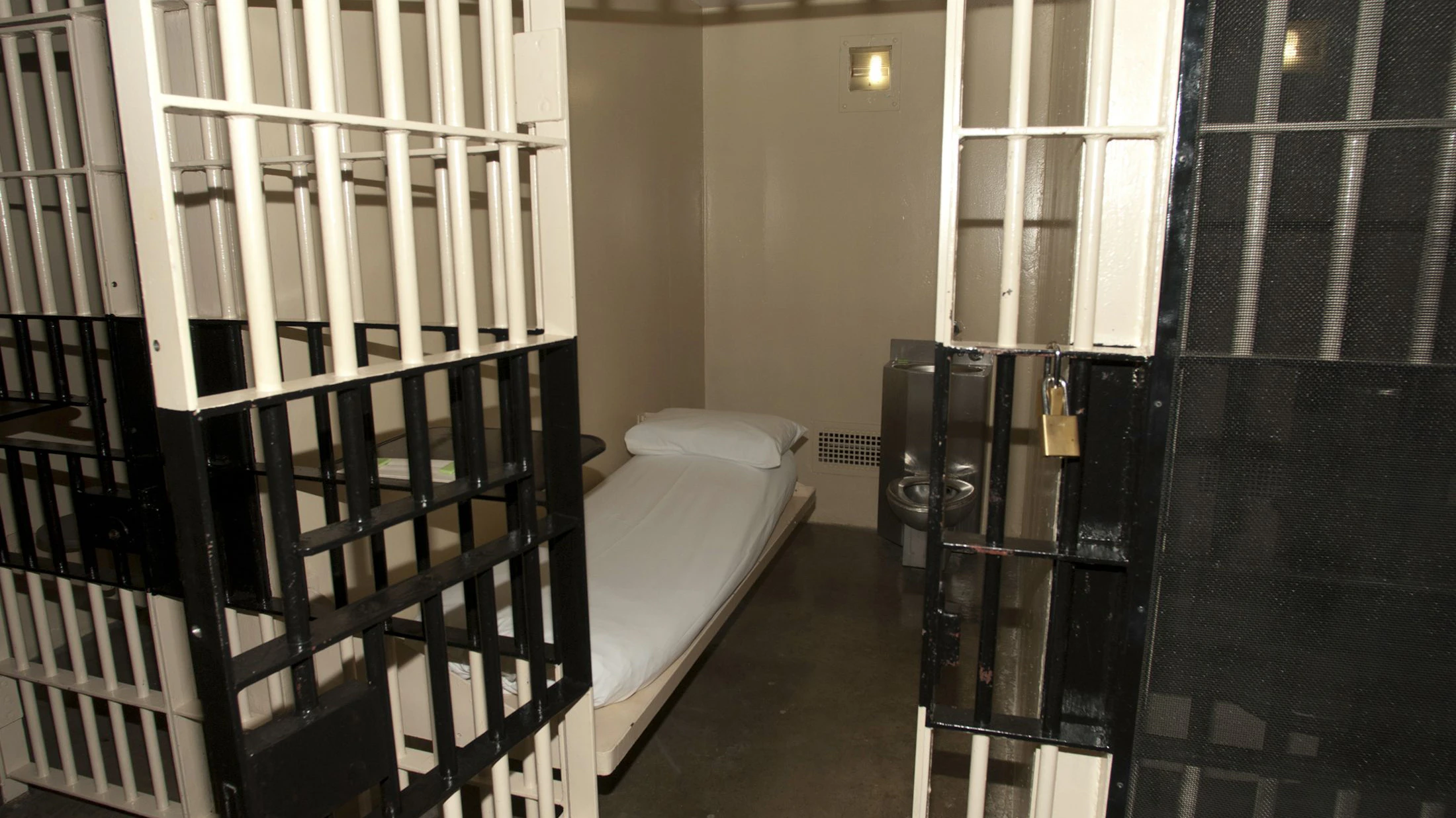 A jail cell on death row, where prison inmates await execution, is seen at the state penitentiary in Huntsville, Texas September 29, 2010. Texas is set to execute on March 19, 2014, Ray Jasper, an aspiring rap musician who was convicted of slitting the throat and stabbing to death a music studio owner in San Antonio so that he could rob him of equipment. The state, which executes more people than any other in the United States, plans to execute Jasper, 33, at 6 p.m. CDT (2300 GMT) by lethal injection at its death chamber in Huntsville. Picture taken September 29, 2010. REUTERS/Jenevieve Robbins/Texas Dept of Criminal Justice/Handout via Reuters  (UNITED STATES - Tags: CRIME LAW ENTERTAINMENT) ATTENTION EDITORS - FOR EDITORIAL USE ONLY. NOT FOR SALE FOR MARKETING OR ADVERTISING CAMPAIGNS. THIS IMAGE HAS BEEN SUPPLIED BY A THIRD PARTY. IT IS DISTRIBUTED, EXACTLY AS RECEIVED BY REUTERS, AS A SERVICE TO CLIENTS