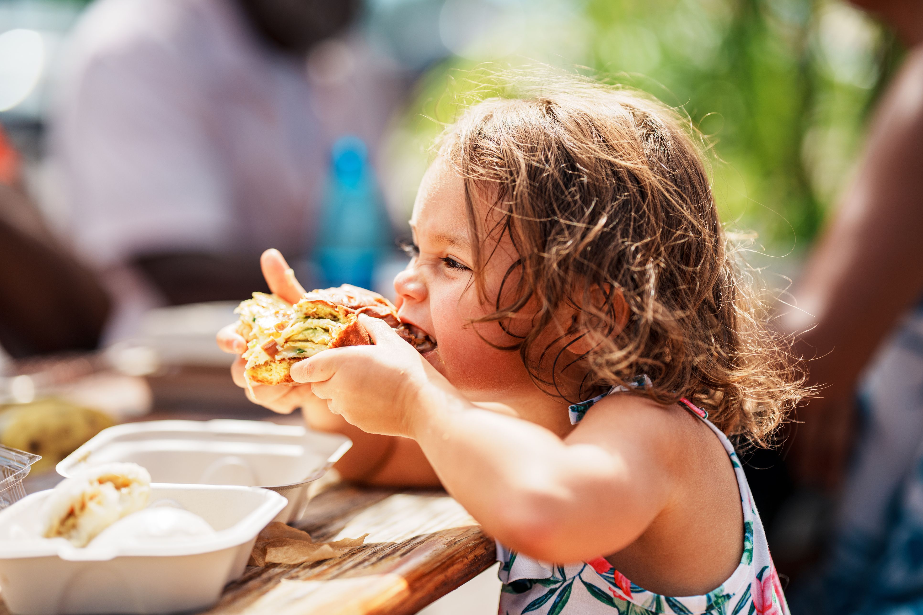 Kinderlärm oder Ruhe beim Essen? Die Debatte um kinderfreie Restaurants sorgt für Gesprächsstoff.