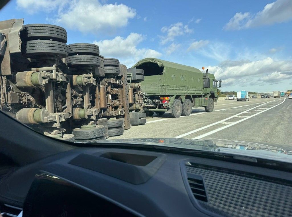 Lkw und umgekippter Anhänger blockieren eine Spur.