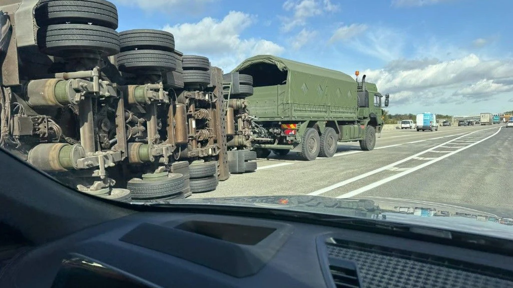 Lkw und umgekippter Anhänger blockeiren eine Spur.