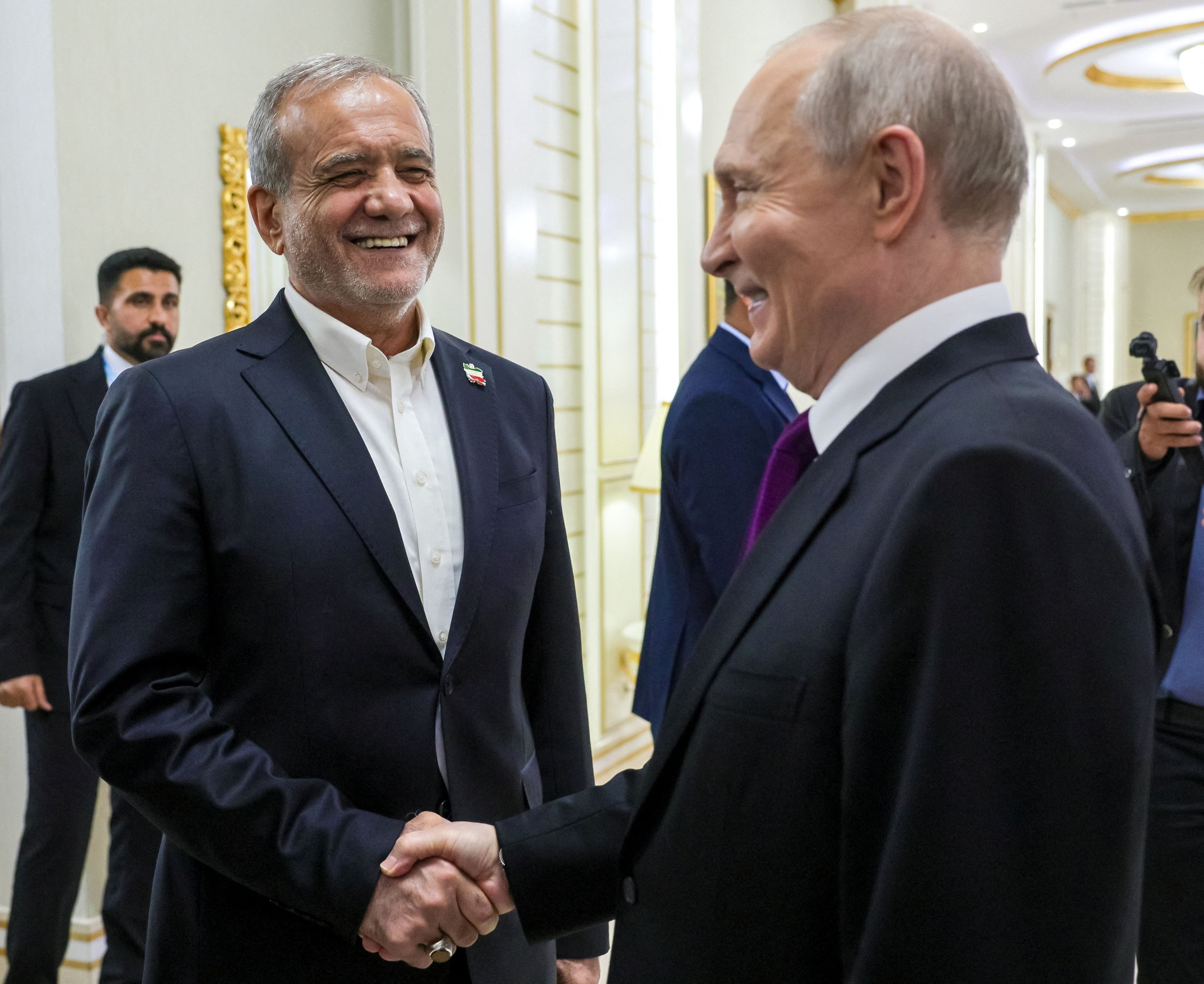 Putin und Pezeshkian trafen sich bei einem Gipfel der Gemeinschaft Unabhängiger Staaten (GUS) in Turkmenistan.