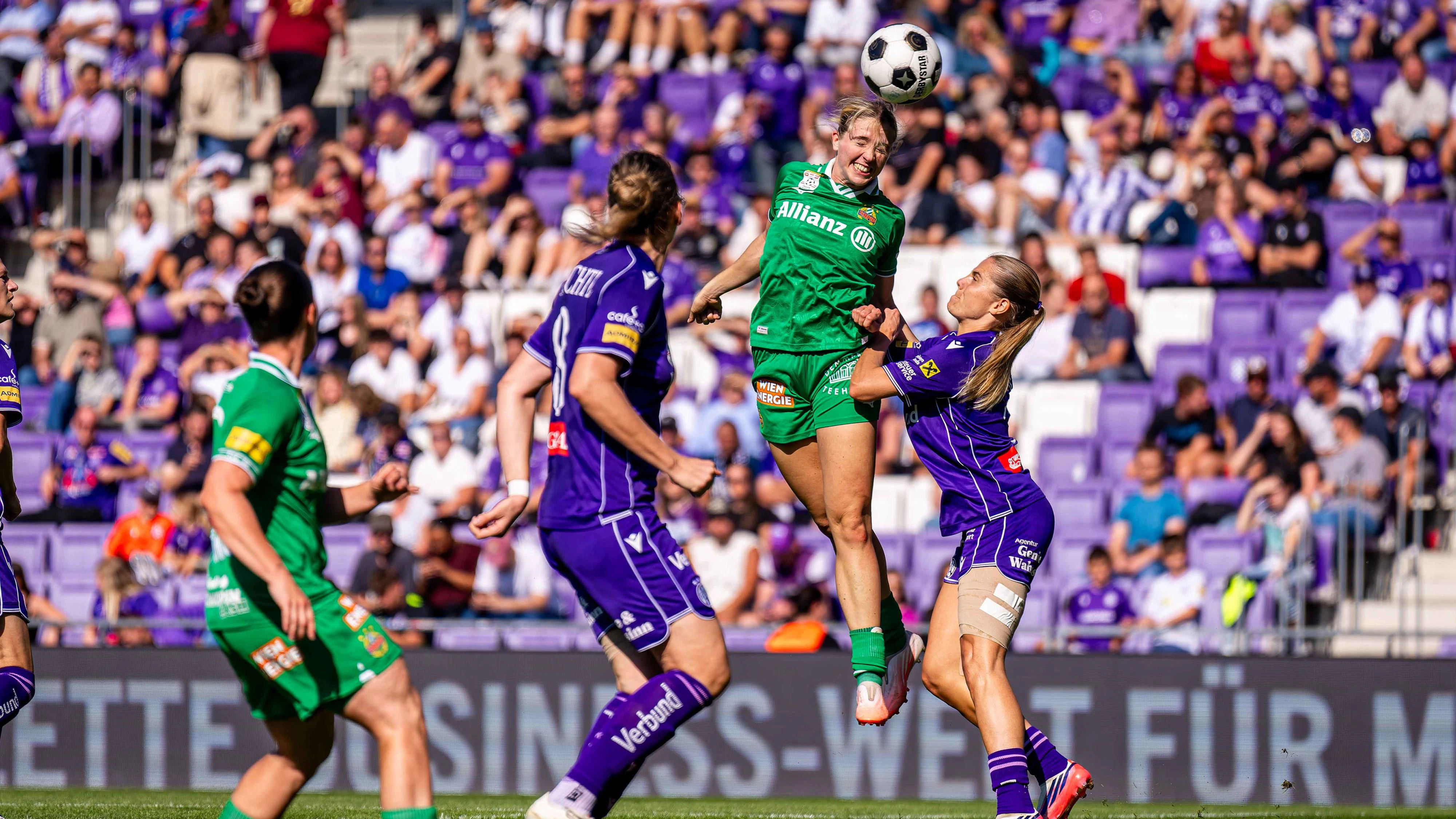 VIENNA,AUSTRIA,04.OCT.26 - WOMEN SOCCER - ADMIRAL Frauen Bundesliga, FK Austria Wien vs SK Rapid Wien. Image shows Elisabeth Brandl (Rapid) and Louise Schoeffel (A.Wien). Photo: GEPA pictures/ Kevin Hackner