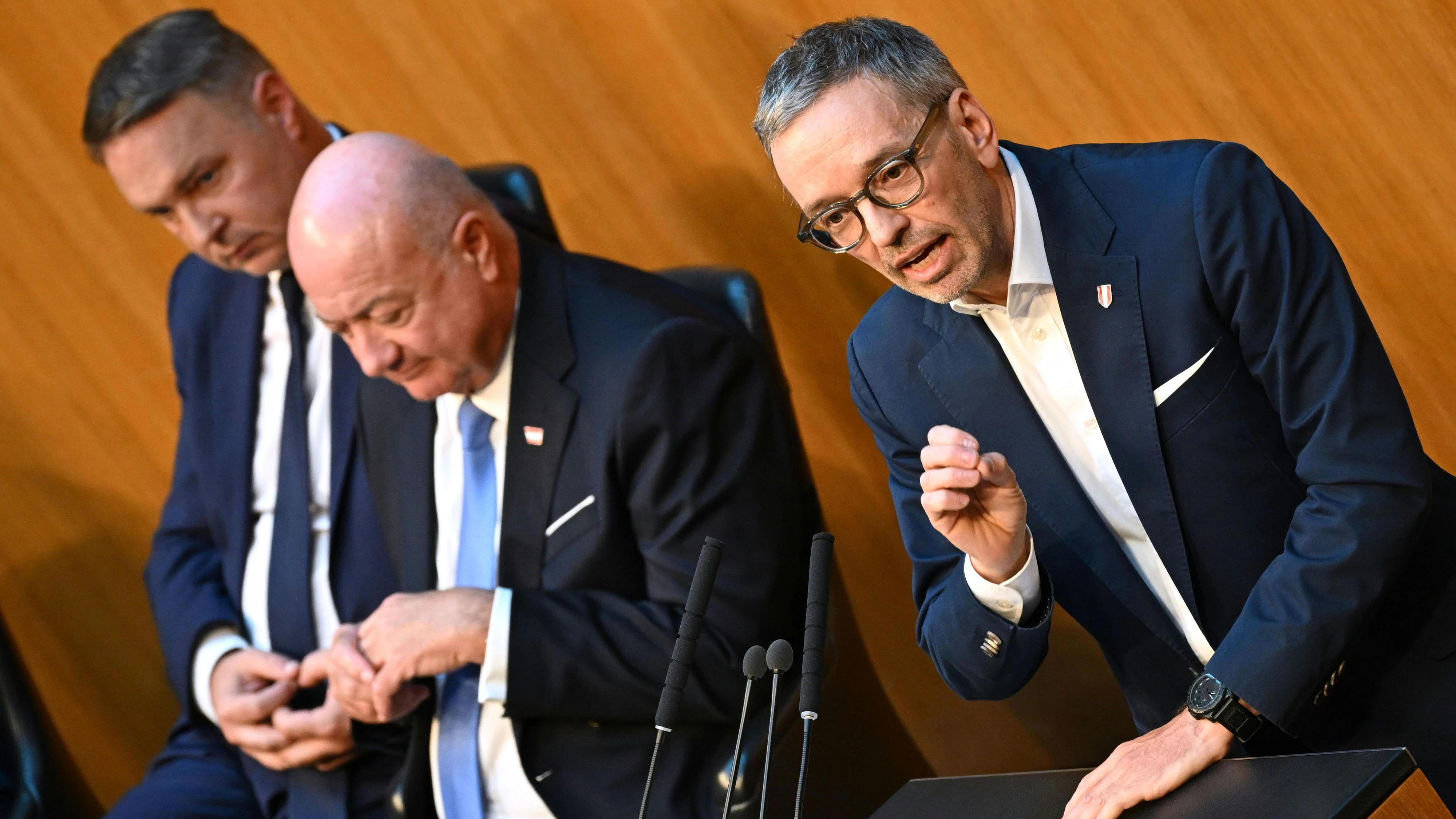 "Das Experiment Dreierregierung ist gescheitert", erklärt FPÖ-Chef Herbert Kickl.