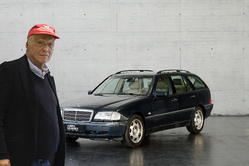 Heute.at - Scheunenfund entpuppt sich als Auto von Niki Lauda