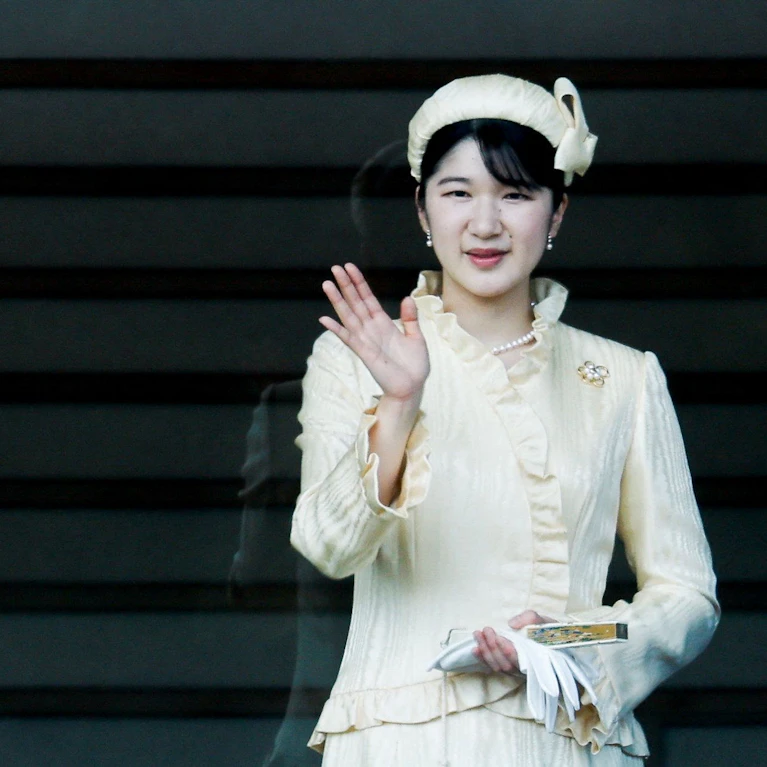 Prinzessin Aiko ist die Tochter von Kaiser Naruhito und der beliebteste Royal Japans – doch der Thron bleibt ihr verwehrt. 72 Prozent der Bevölkerung wollen das ändern – und verweisen auf frühere Kaiserinnen in der 1.500-jährigen Geschichte der japanischen Monarchie.