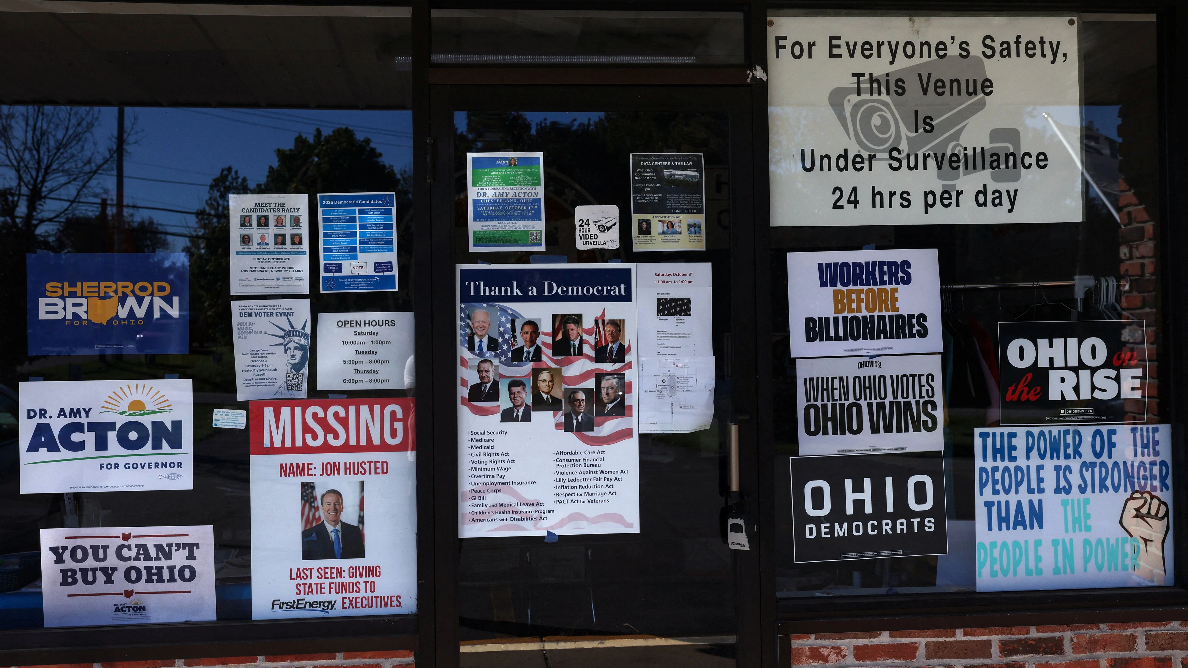 Wahlkampfplakate und andere Poster hängen am Fenster der Parteizentrale der Demokraten im Geauga County in Newbury, Ohio.