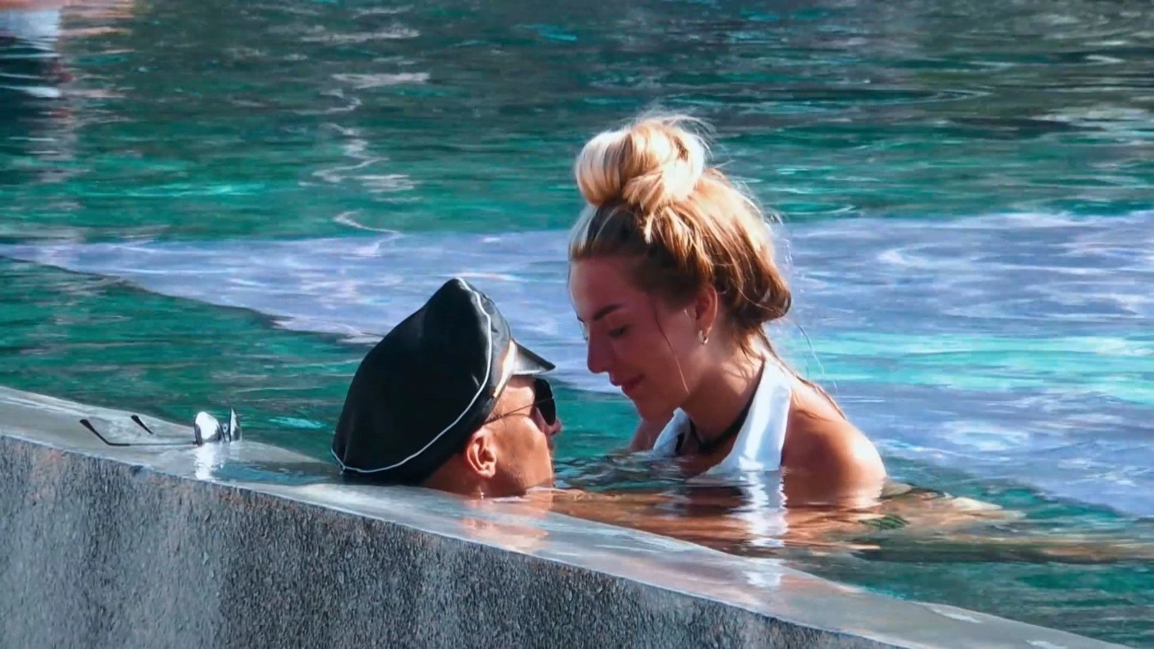 Laurenz und Emma treiben es sogar vor allen anderen im Pool.