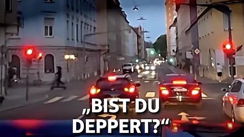 Der Scooter-Fahrer hatte es mächtig eilig – ein Video der Polizei geht gerade viral.