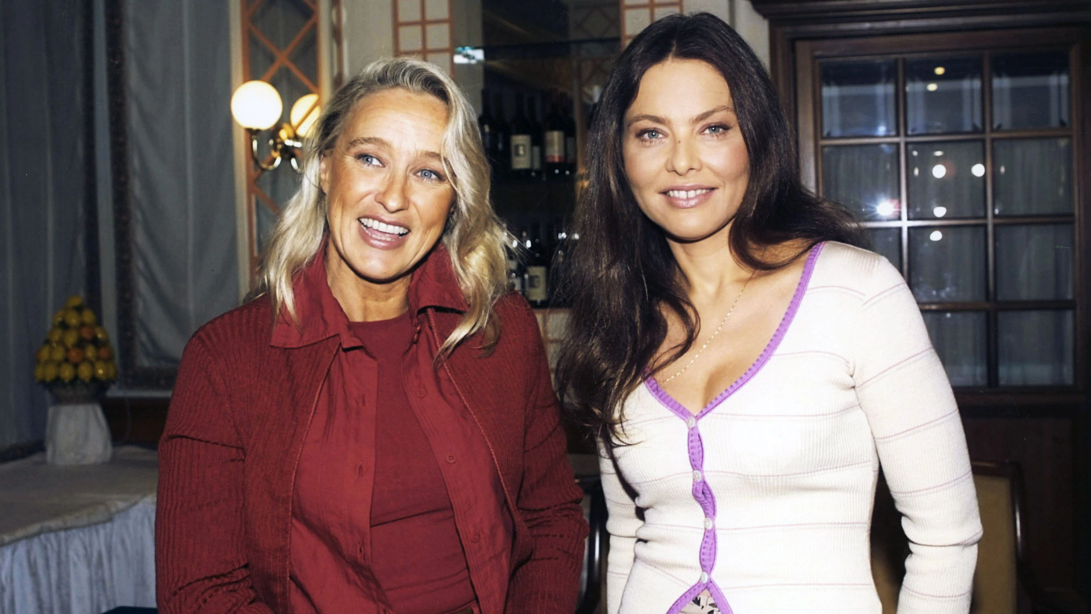 Eleonora Giorgi und Ornella Muti bei der Präsentation des Films "Uomini Donne Bambini e Cani" im Jahr 2002.