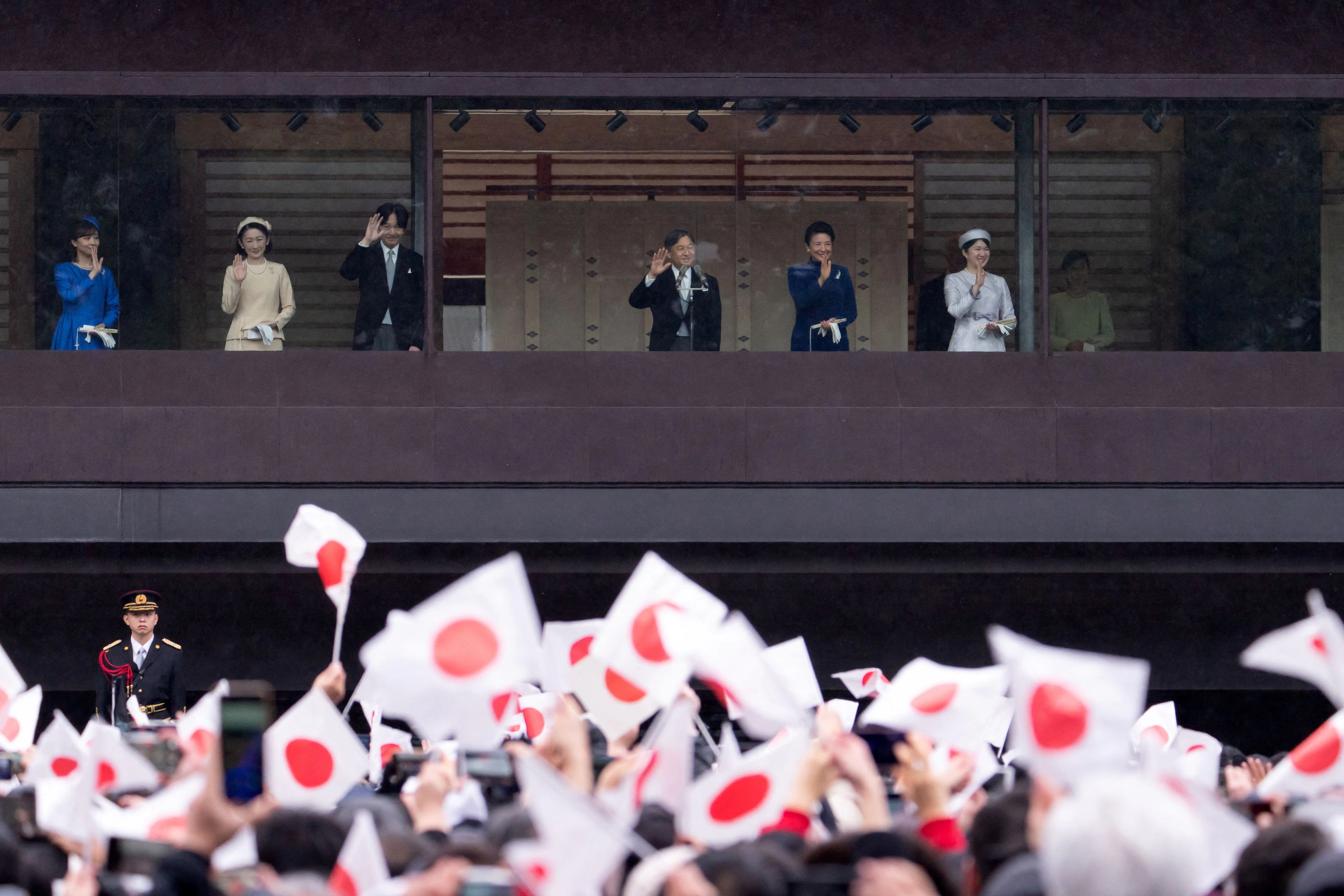 Beliebt und bejubelt: Kaiser Naruhito mit Ehefrau Masako und Tochter Aiko (r.) sowie sein Bruder, Kronprinz Akishino, mit Ehefrau Kiko und Tochter Kako im Kaiserpalast in Tokio
