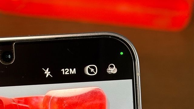 In der Statusleiste des Smartphones findet sich manchmal ein grüner Punkt.
