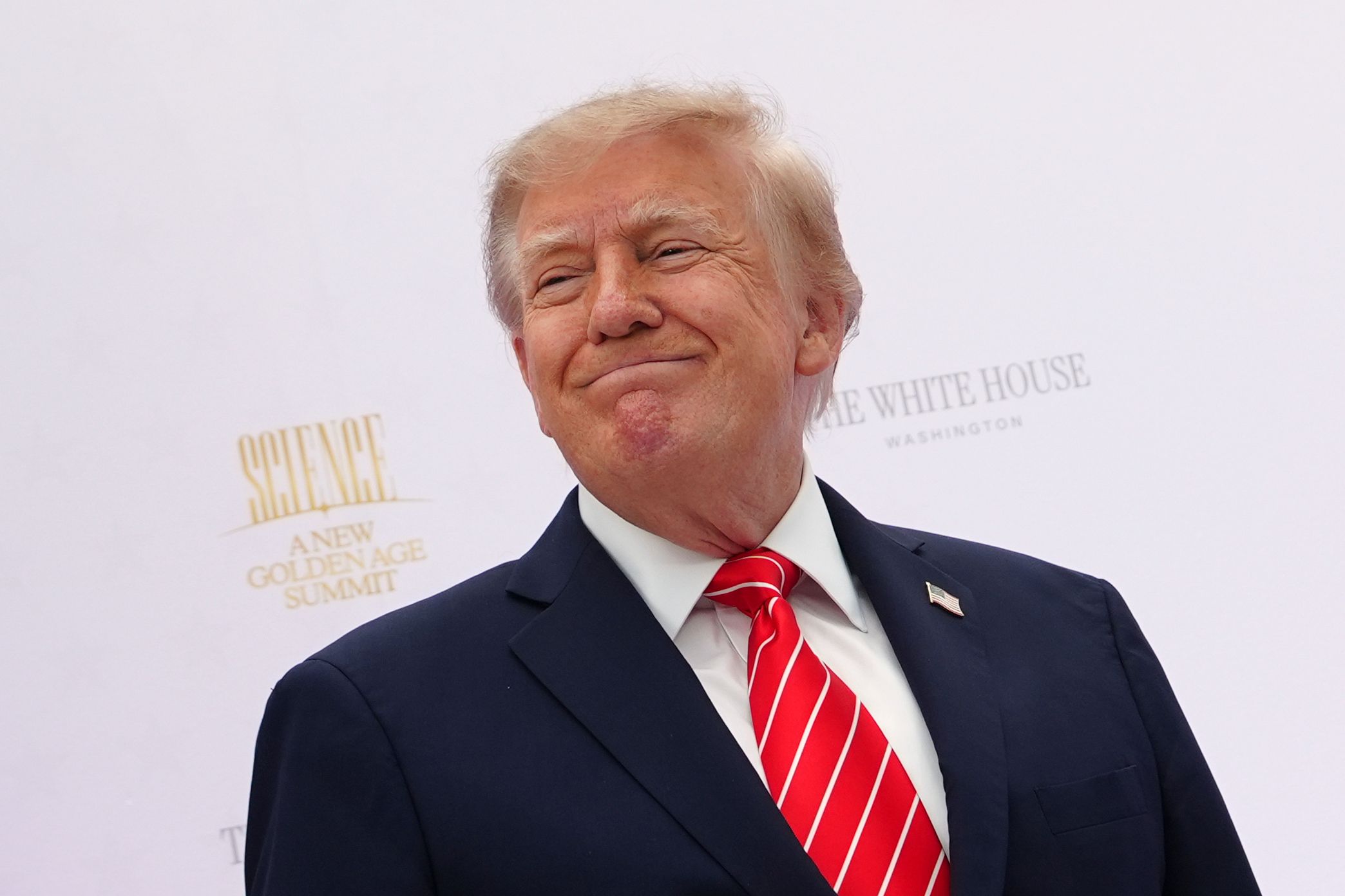 Zu lang, Herr Präsident! Donald Trumps Krawatte sorgt für einen modischen Fauxpas.