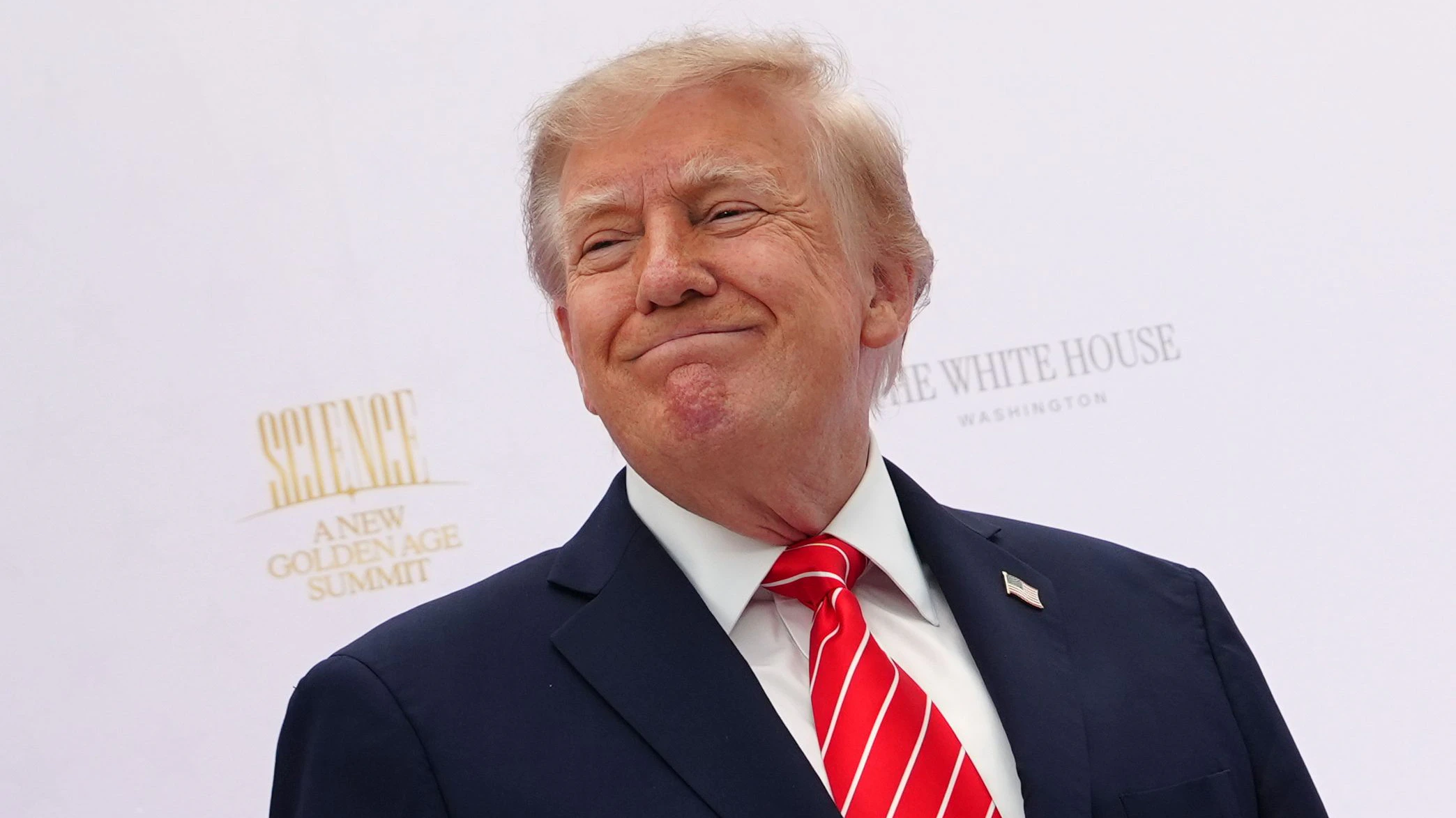 Zu lang, Herr Präsident! Donald Trumps Krawatte sorgt für einen modischen Fauxpas.