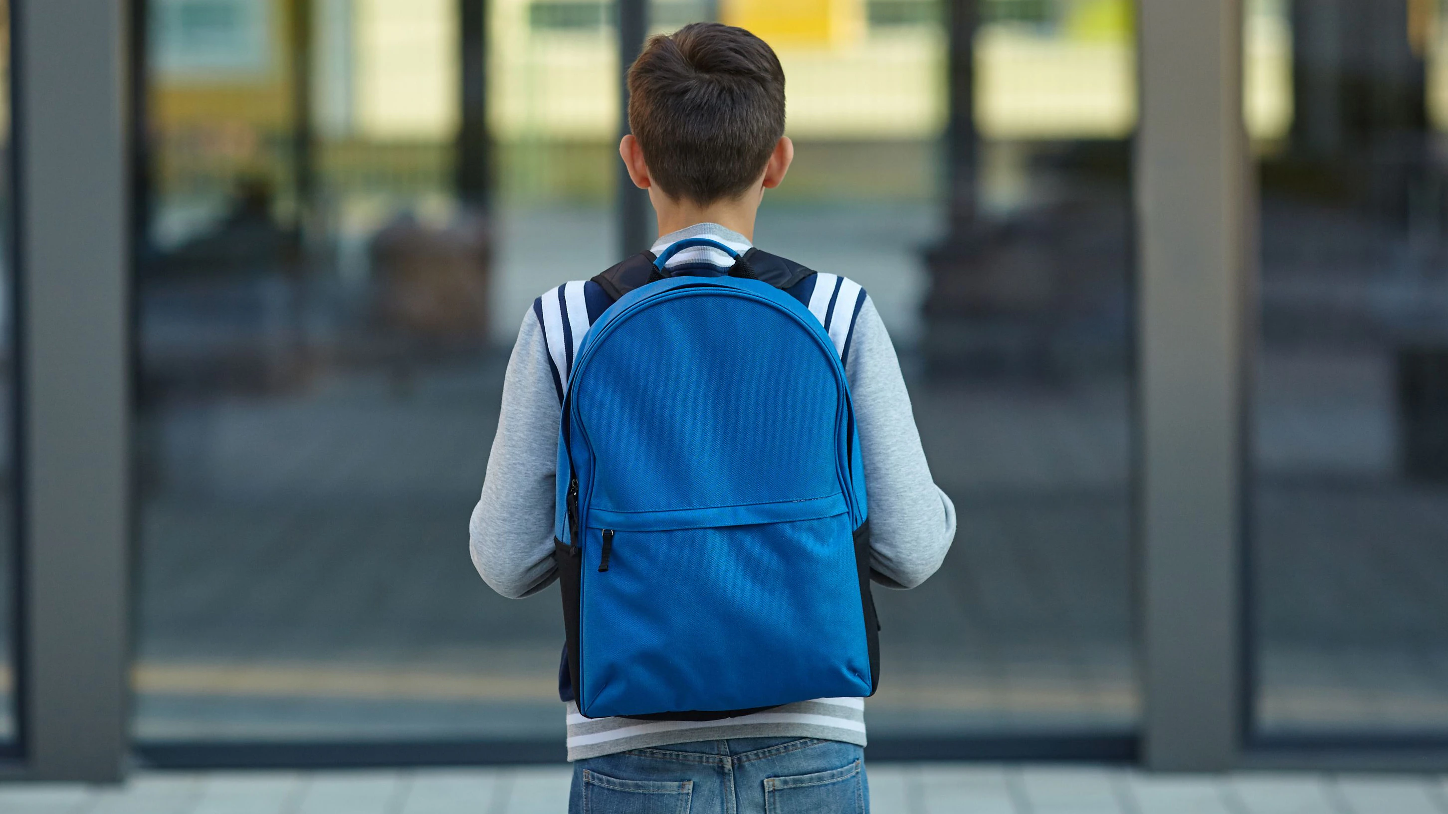 Ein 8-Jähriger soll seine Lehrerin geschlagen und getreten haben.