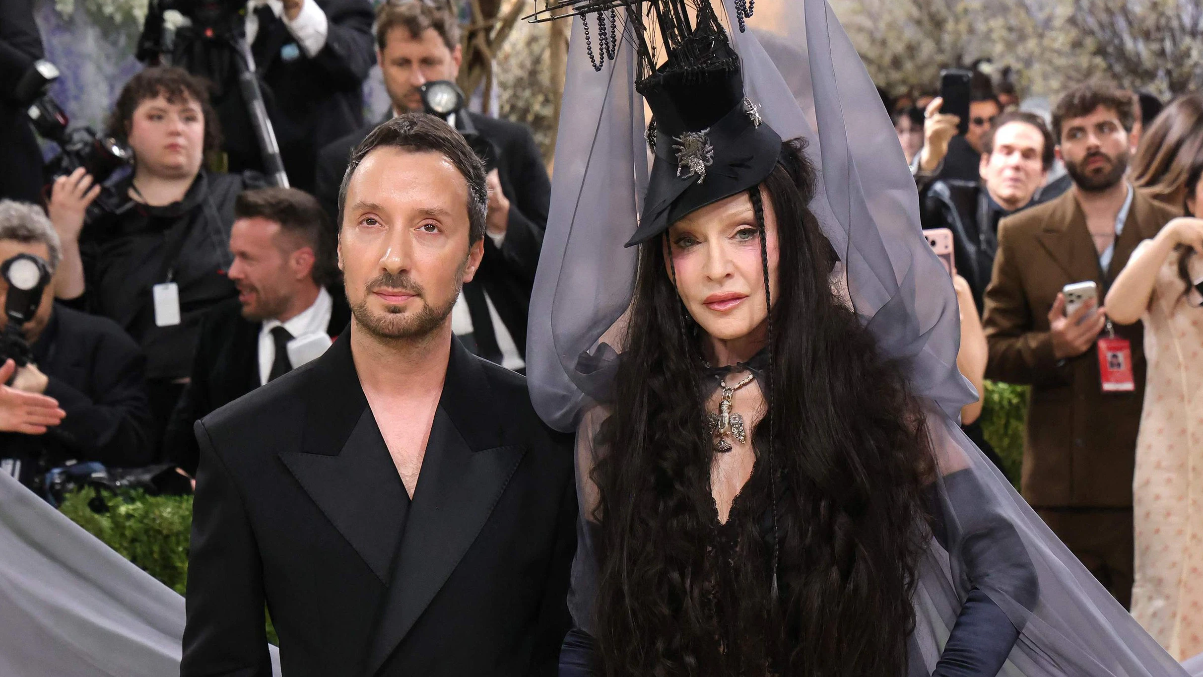 Anthony Vaccarello und Madonna bei der Met Gala 2026.
