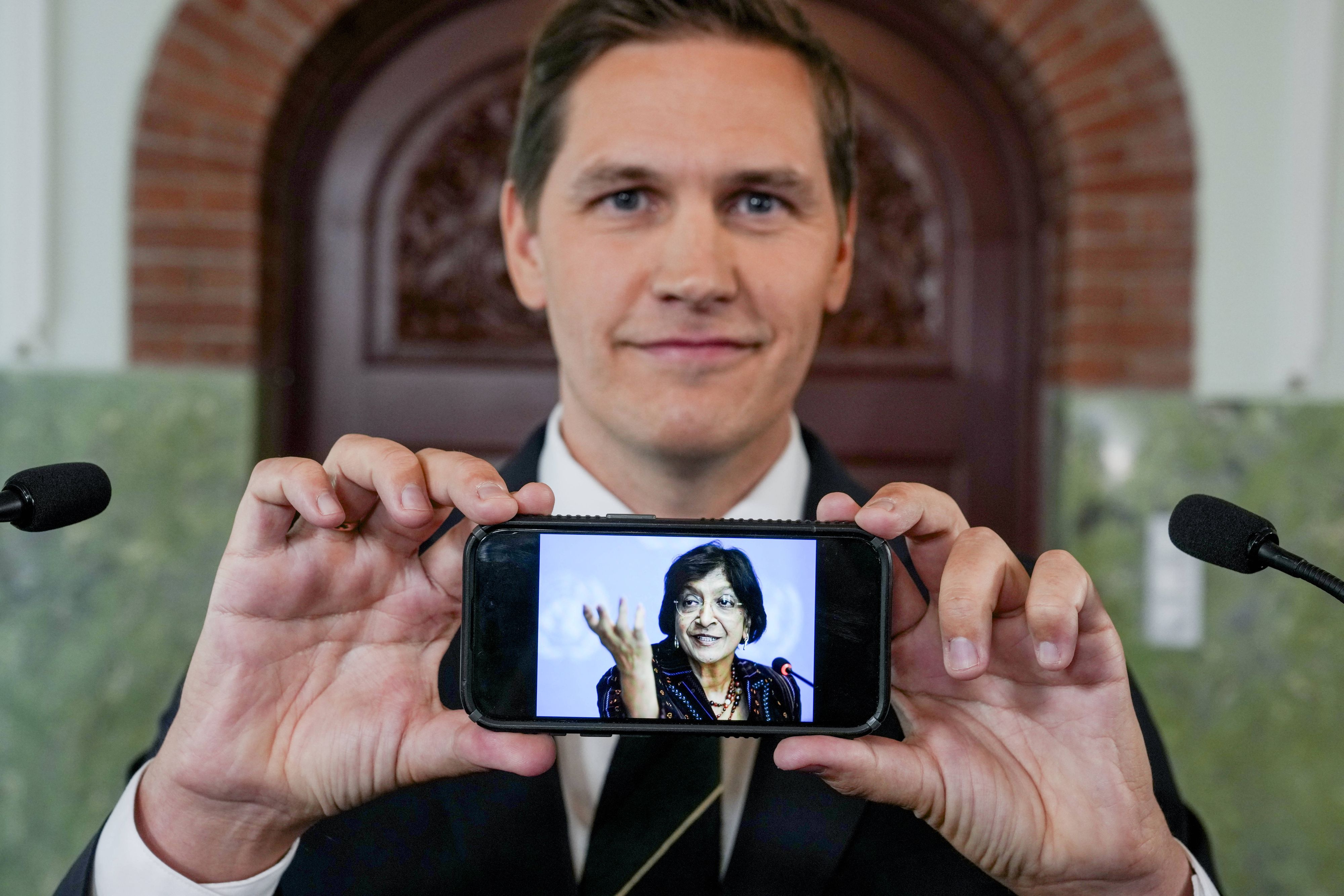 Der Vorsitzender des Norwegischen Nobelkomitees, Jørgen Watne Frydnes, mit einem Foto der diesjährigen Preisträgerin Navanethem 