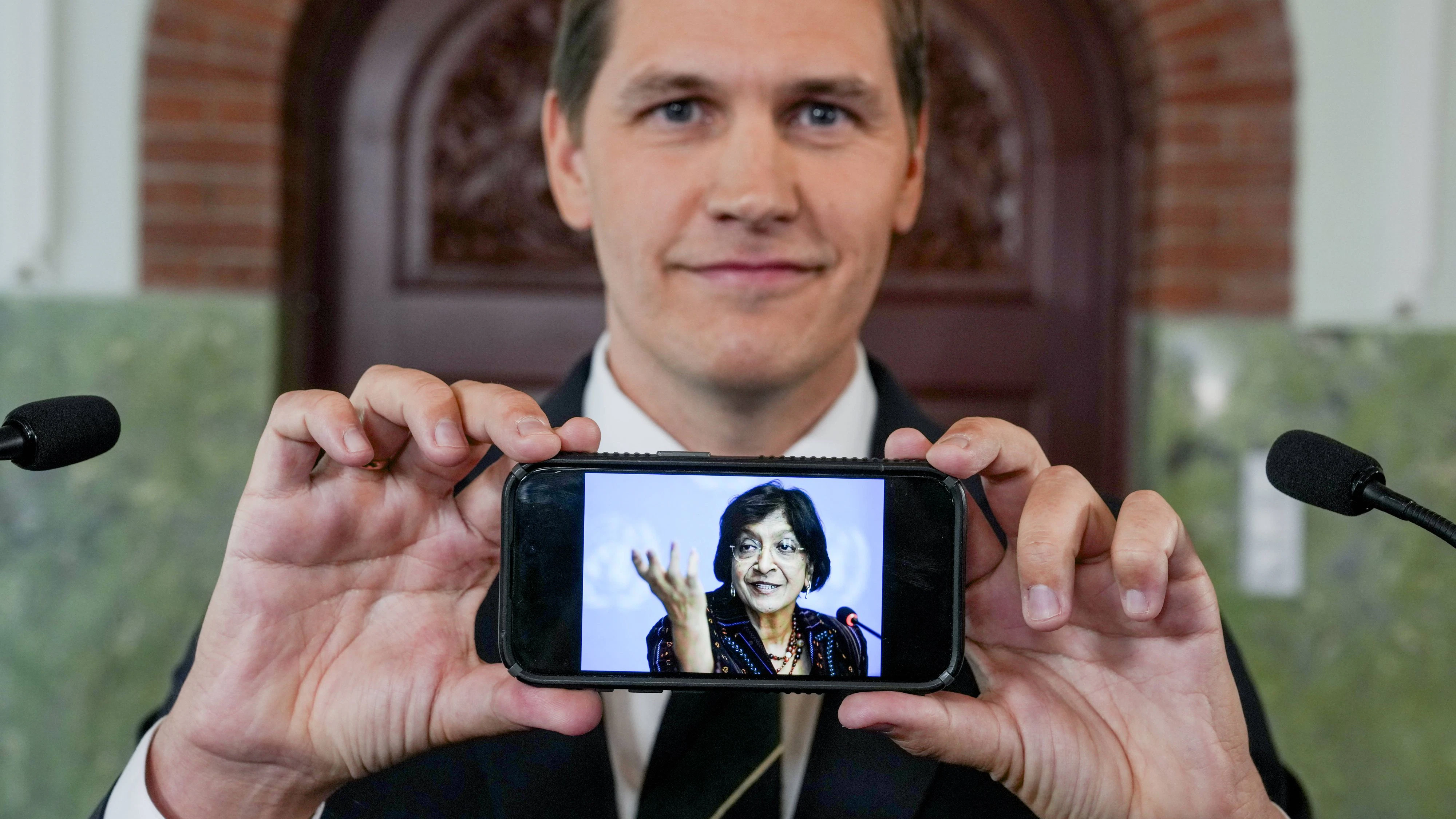 Der Vorsitzender des Norwegischen Nobelkomitees, Jørgen Watne Frydnes, mit einem Foto der diesjährigen Preisträgerin Navanethem "Navi" Pillay, bei der Bekanntgabe des Friedensnobelpreises 2026