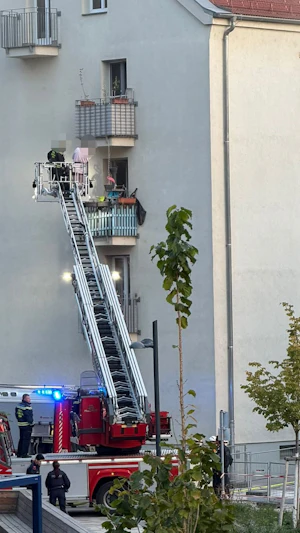 Wohnungsbrand Wien: Feuerwehr rettet Mann aus brennender Wohnung in Donaustadt. Einsatz am Freitagmorgen, Bewohner mit Rauchgasvergiftung.