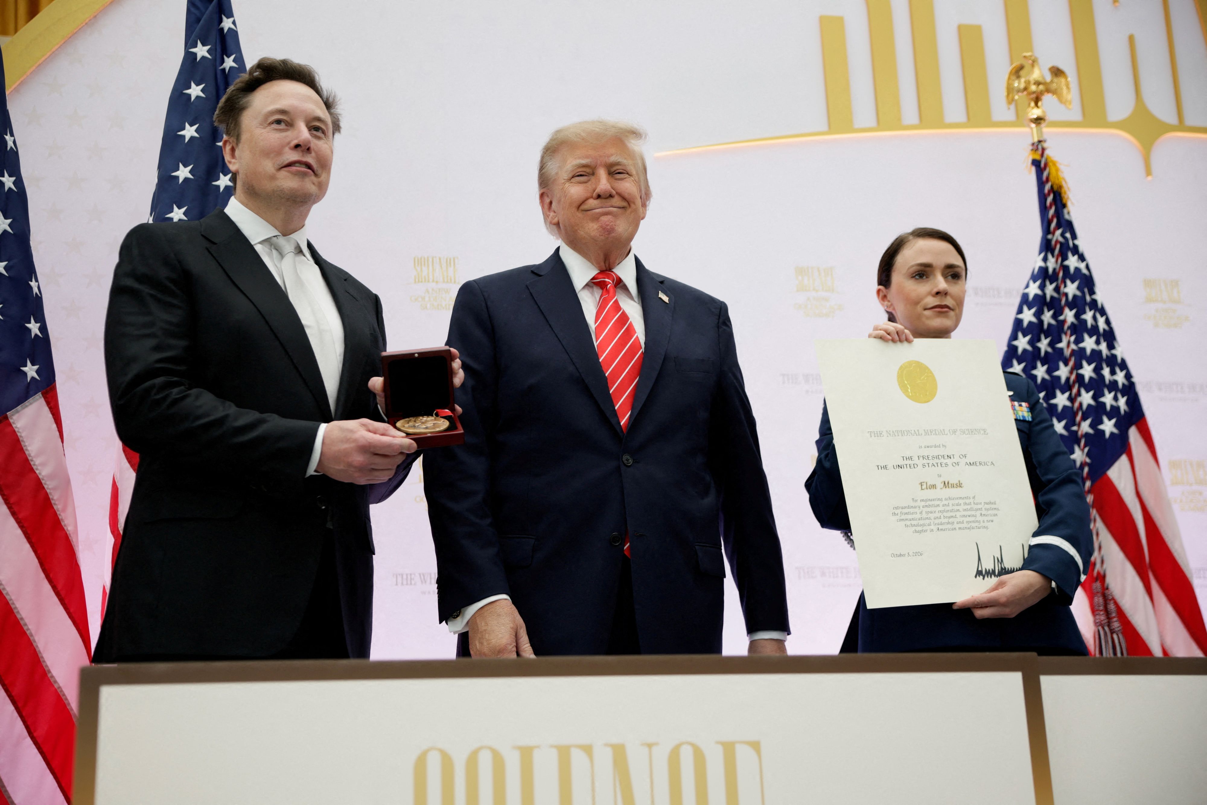 US-Präsident <strong>Donald Trump</strong> (M.) und SpaceX-Gründer <strong>Elon Musk</strong>.